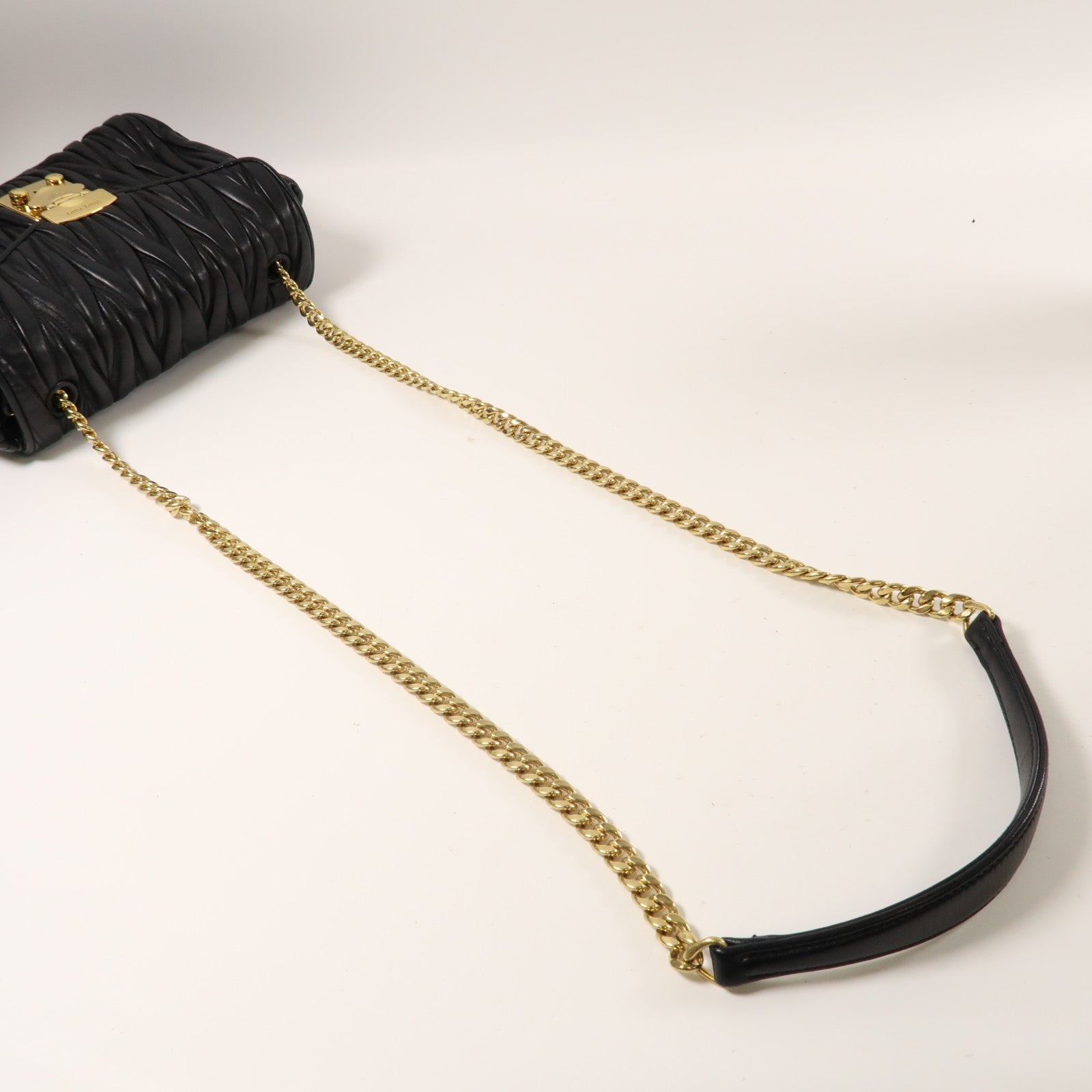Miu Miu 【激減優惠】羊皮皮革Chain Shoulder金扣鏈帶肩背袋黑色