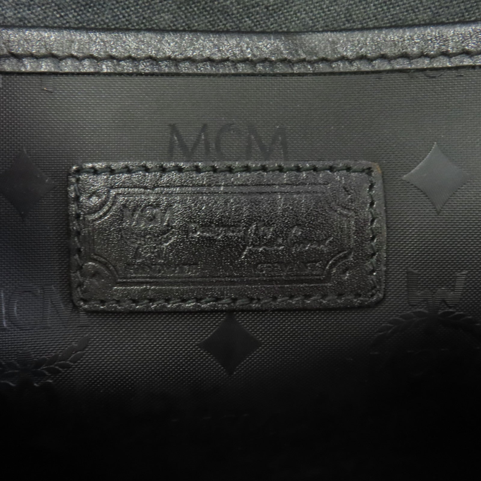 MCM 塗層帆布Shoulder Bag金扣肩背袋黑色
