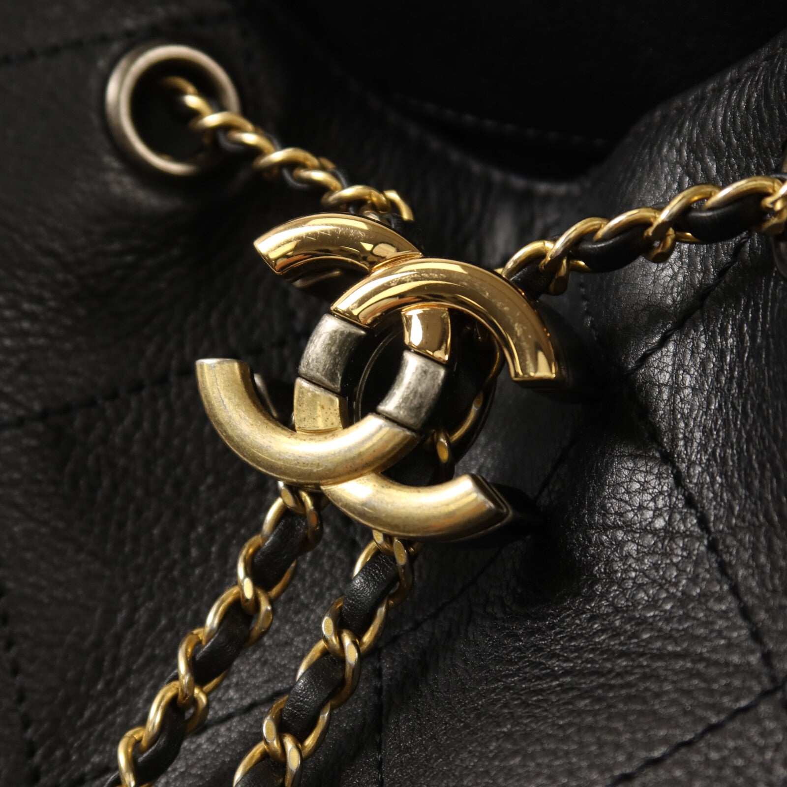 CHANEL 牛皮皮革Bucket Bag鏈帶肩背袋