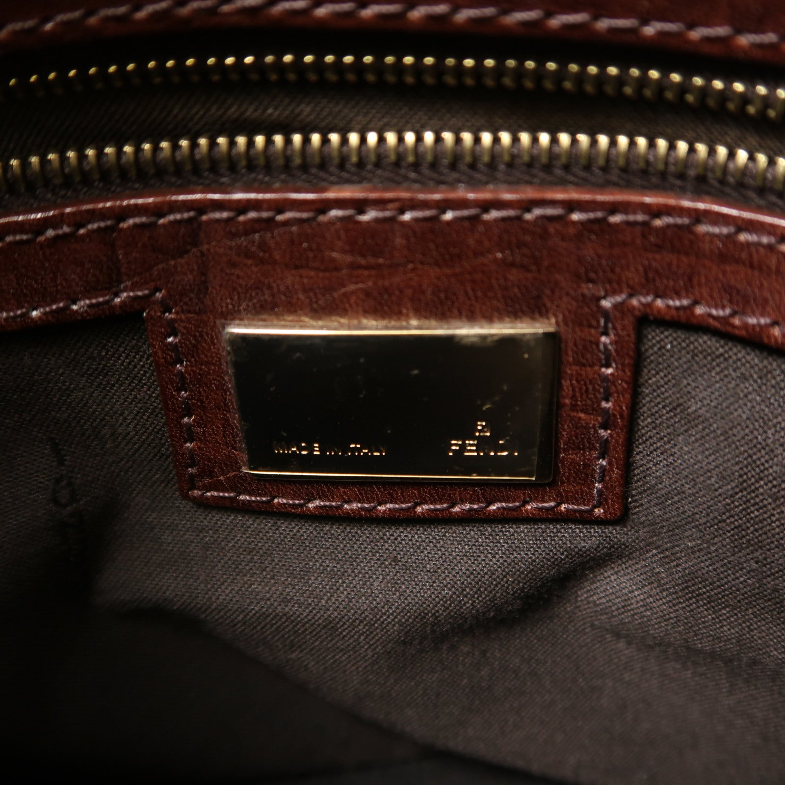FENDI 帆布Shoulder Bag金扣肩背袋