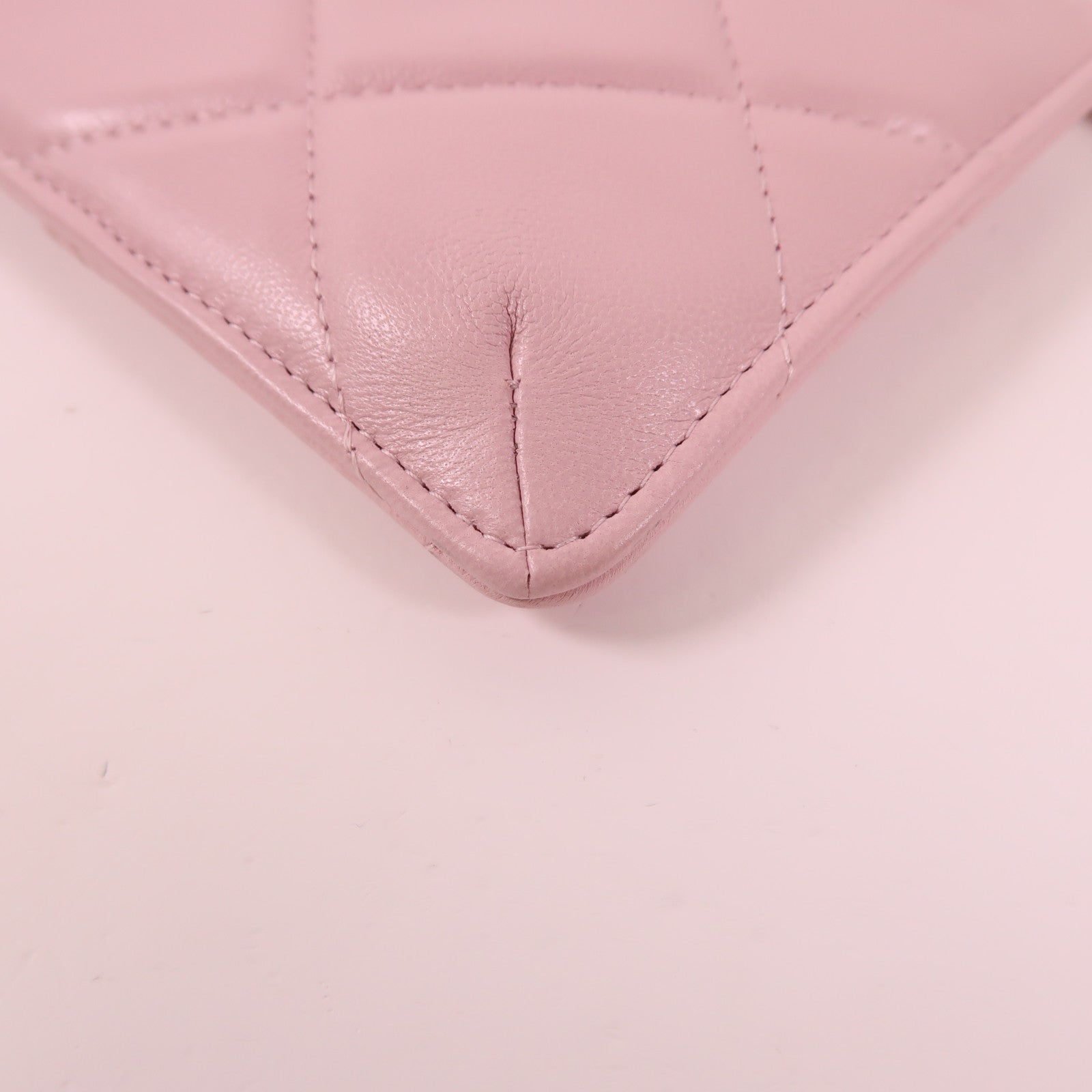 CHANEL 羊皮皮革C19 Phone And Card Case金扣手拿包