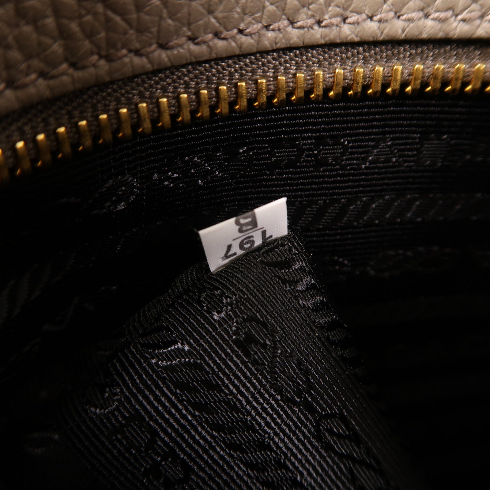 PRADA 牛皮皮革Shoulder Bag金扣肩背袋