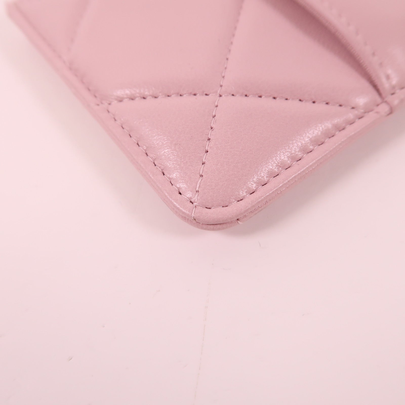 CHANEL 羊皮皮革C19 Phone And Card Case金扣手拿包