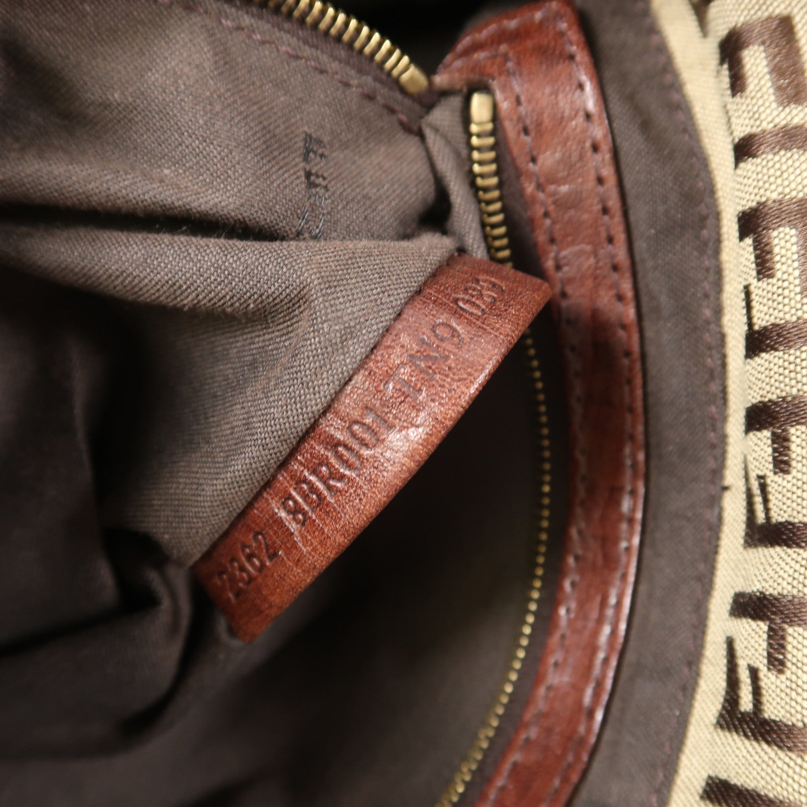 FENDI 帆布Shoulder Bag金扣肩背袋