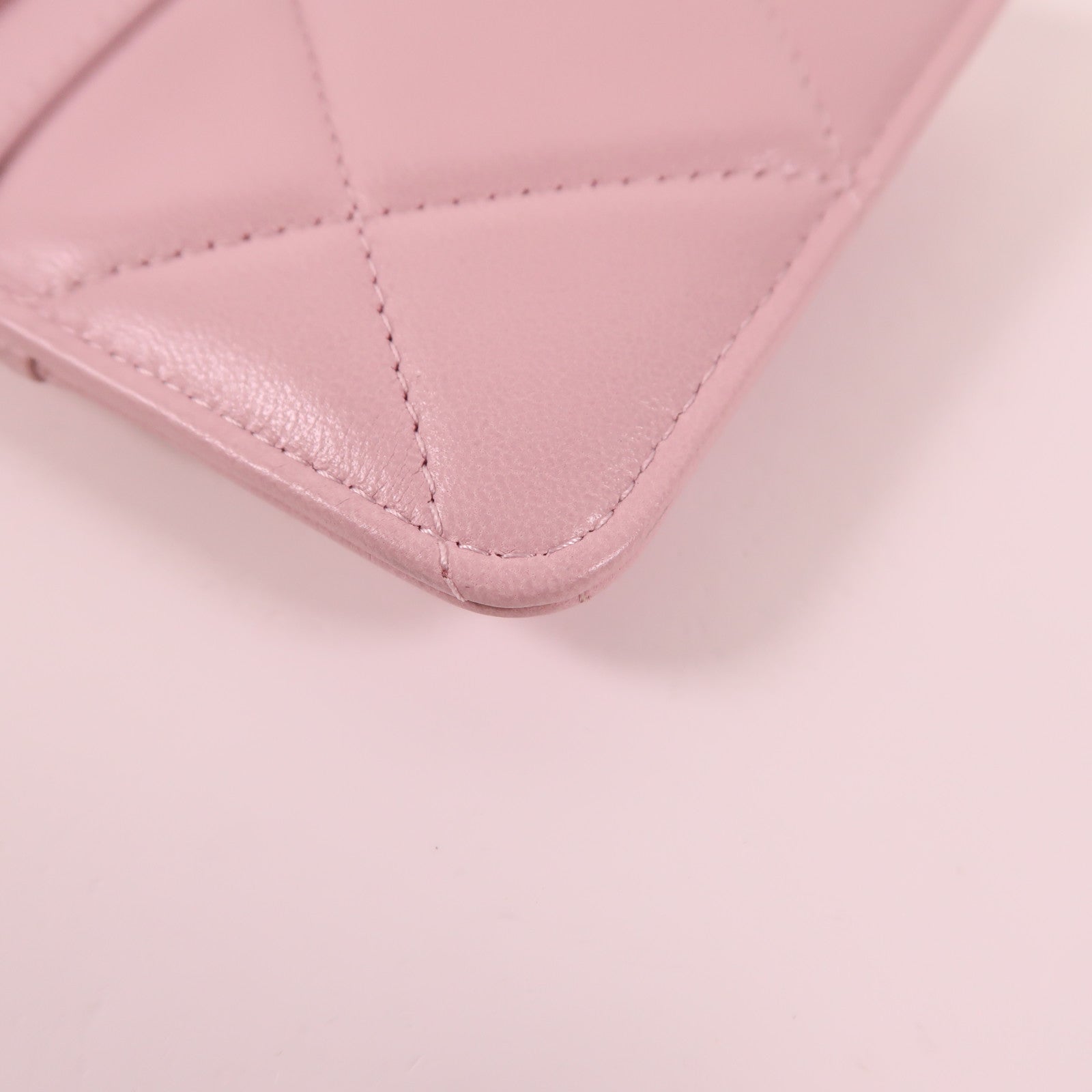 CHANEL 羊皮皮革C19 Phone And Card Case金扣手拿包