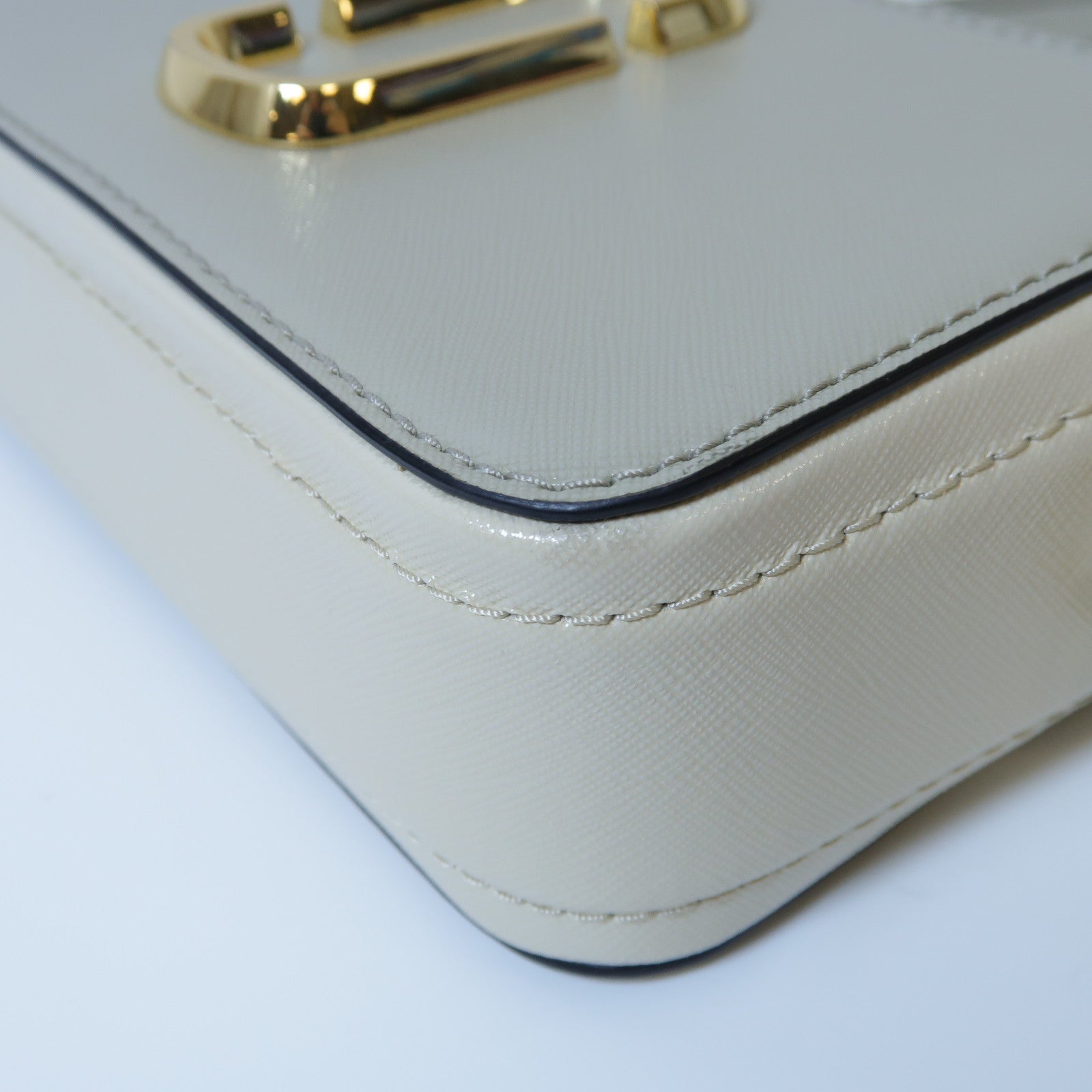 MARC JACOBS 牛皮皮革Camera Bag金扣肩背袋米色