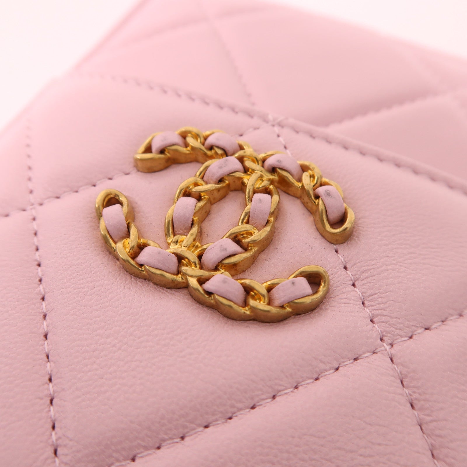 CHANEL 羊皮皮革C19 Phone And Card Case金扣手拿包