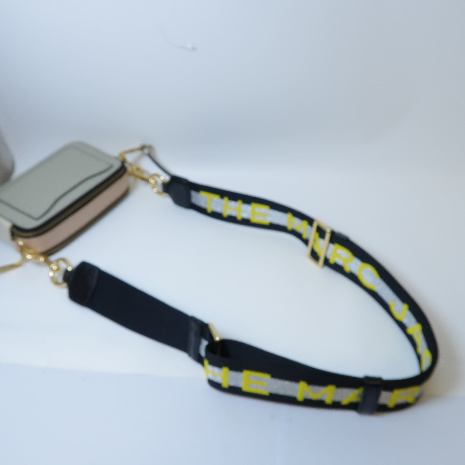 MARC JACOBS 牛皮皮革Camera Bag金扣肩背袋米色