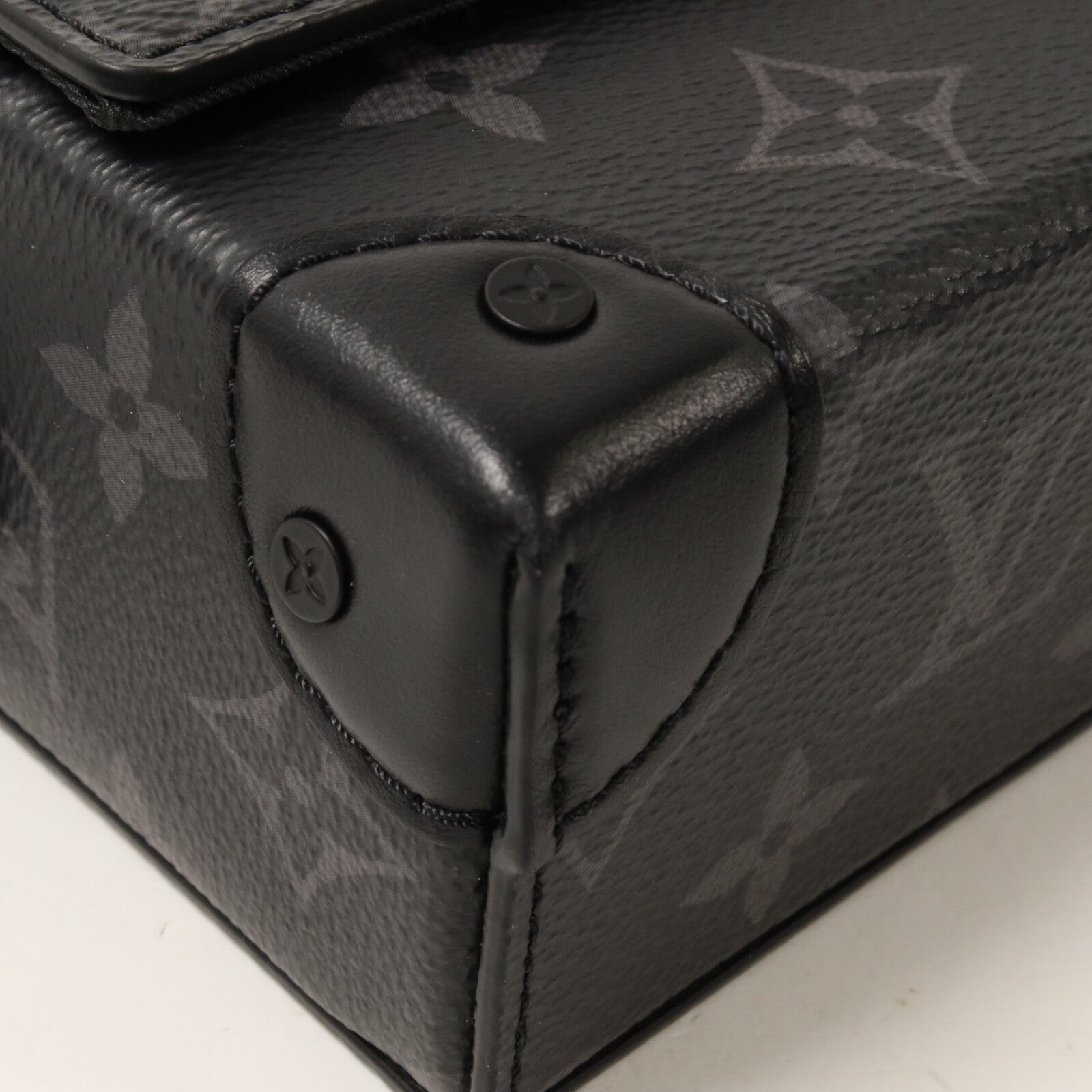 LOUIS VUITTON Monogram Eclipse Steamer Wearable Wallet肩背袋