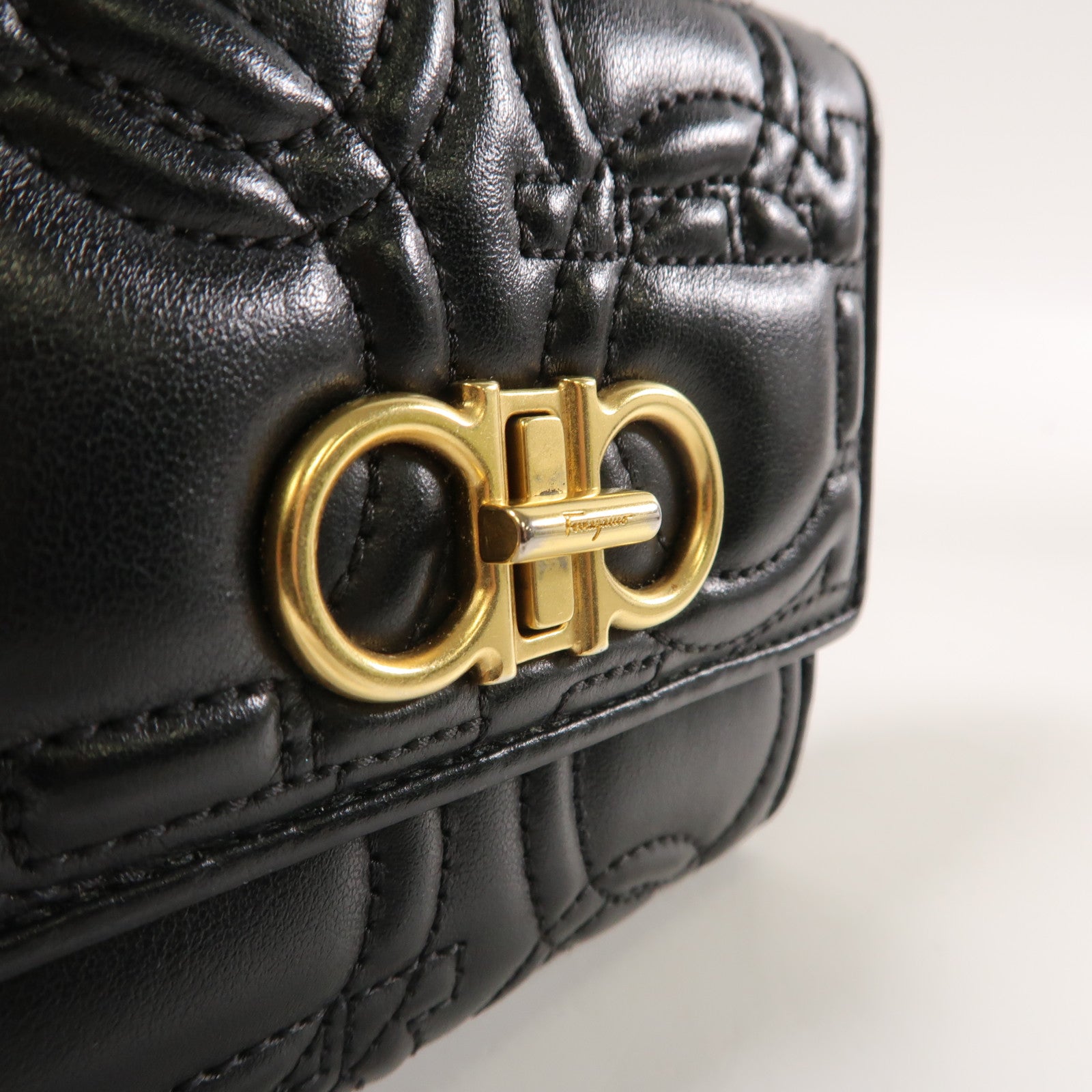 Salvatore Ferragamo 牛皮皮革Fold Wallet金扣折疊錢包黑色