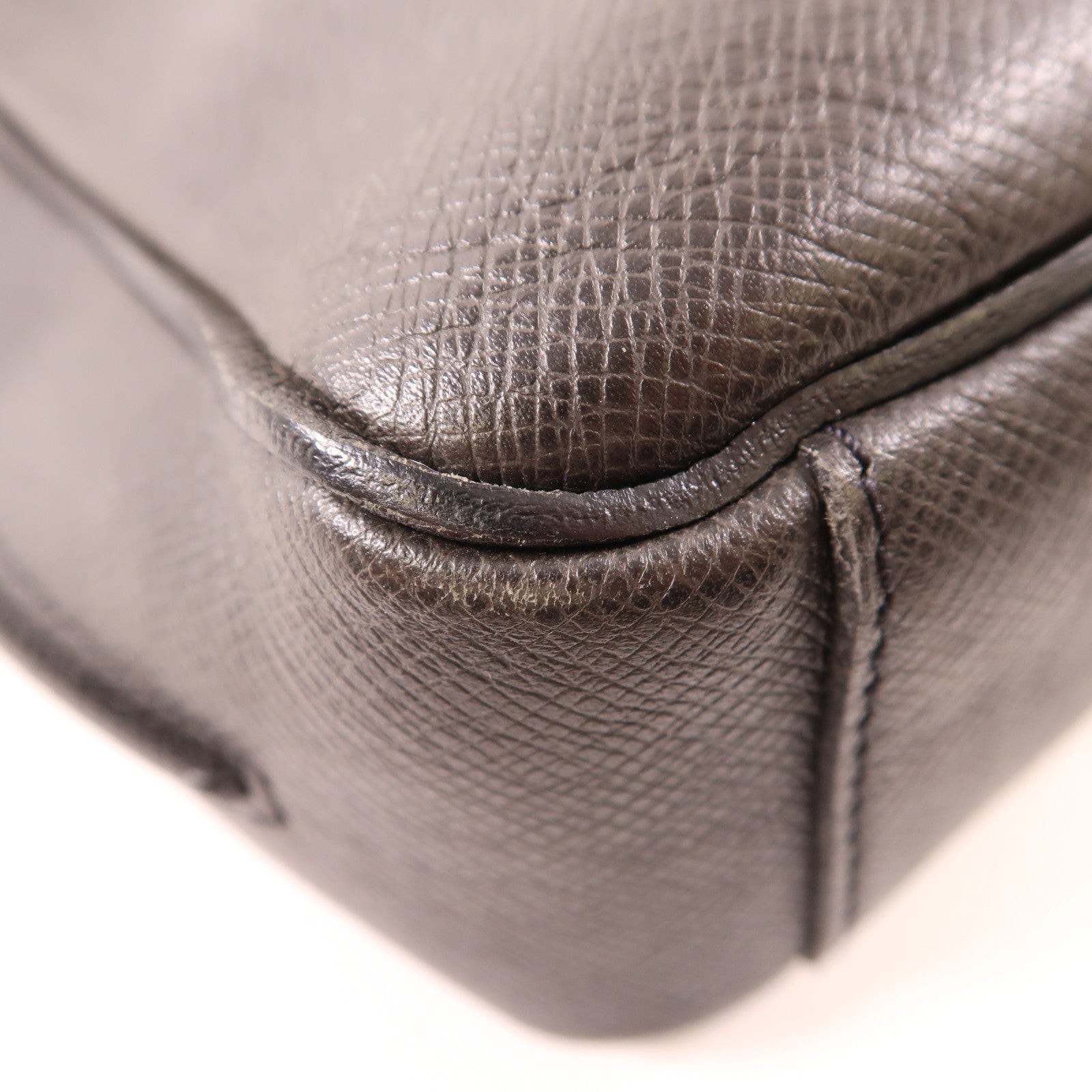 LOUIS VUITTON Taiga Roman PM銀扣肩背袋黑色