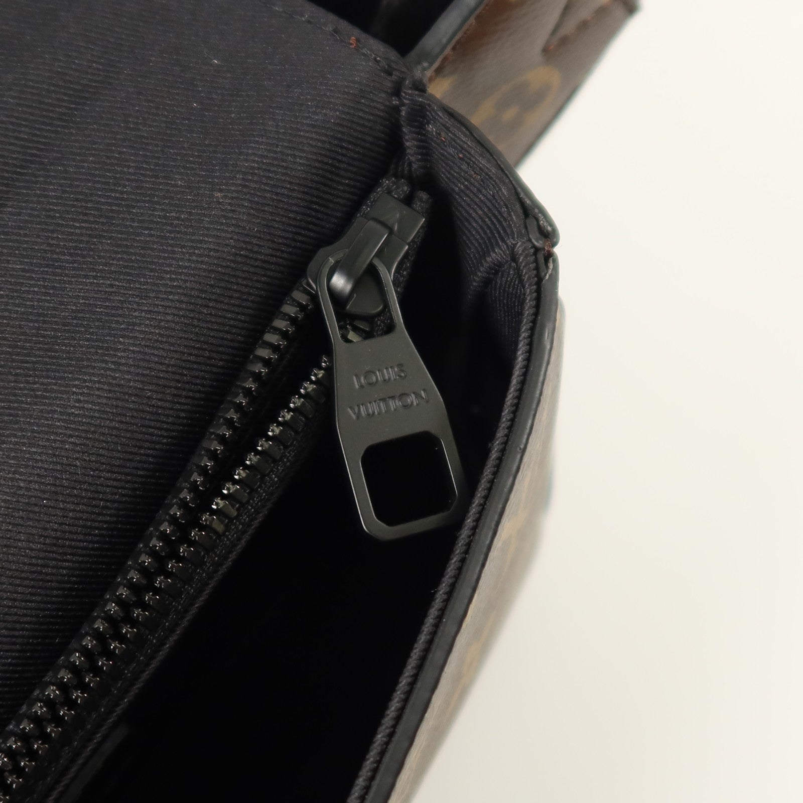 LOUIS VUITTON Monogram S Lock Messenger肩背袋