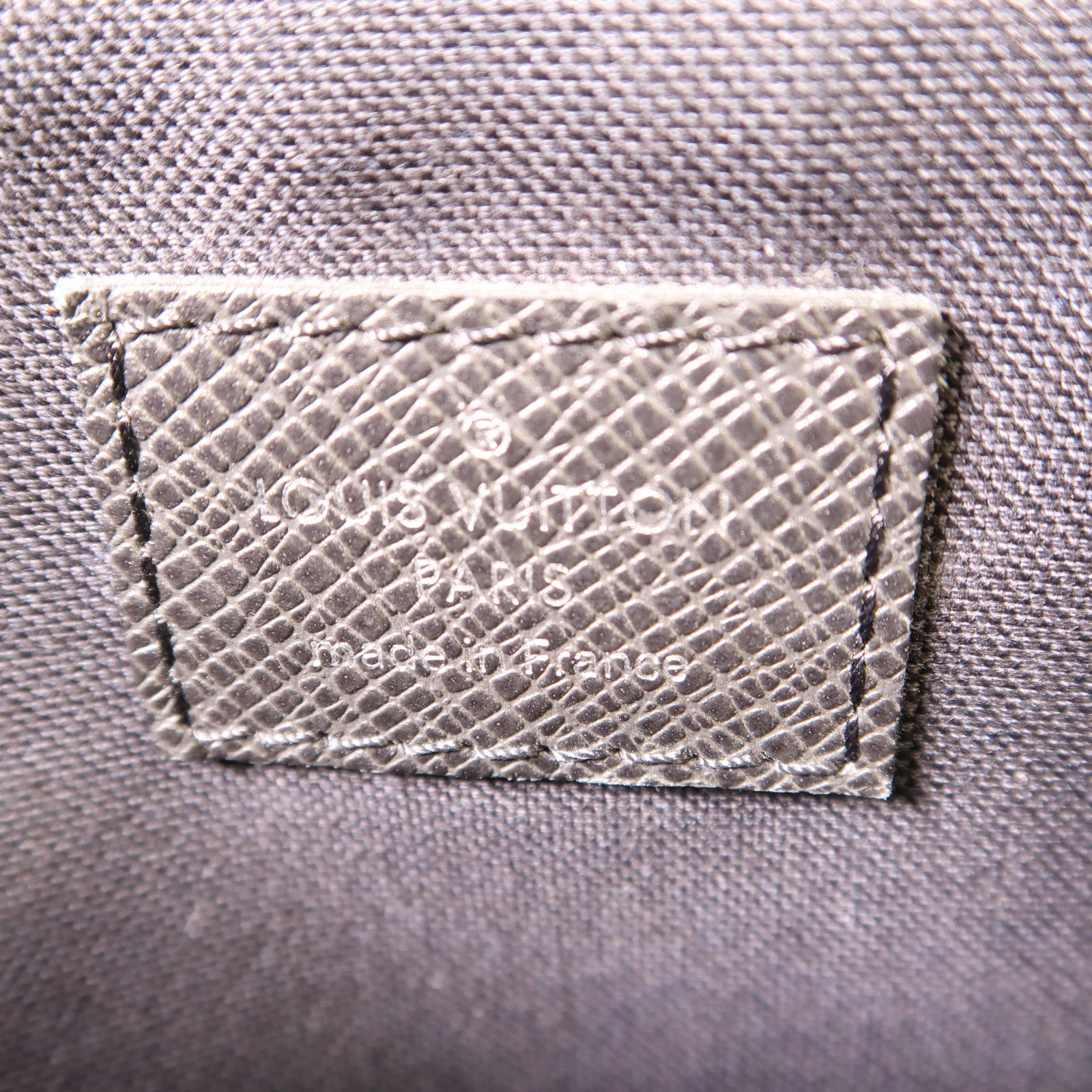 LOUIS VUITTON Taiga Roman PM銀扣肩背袋黑色