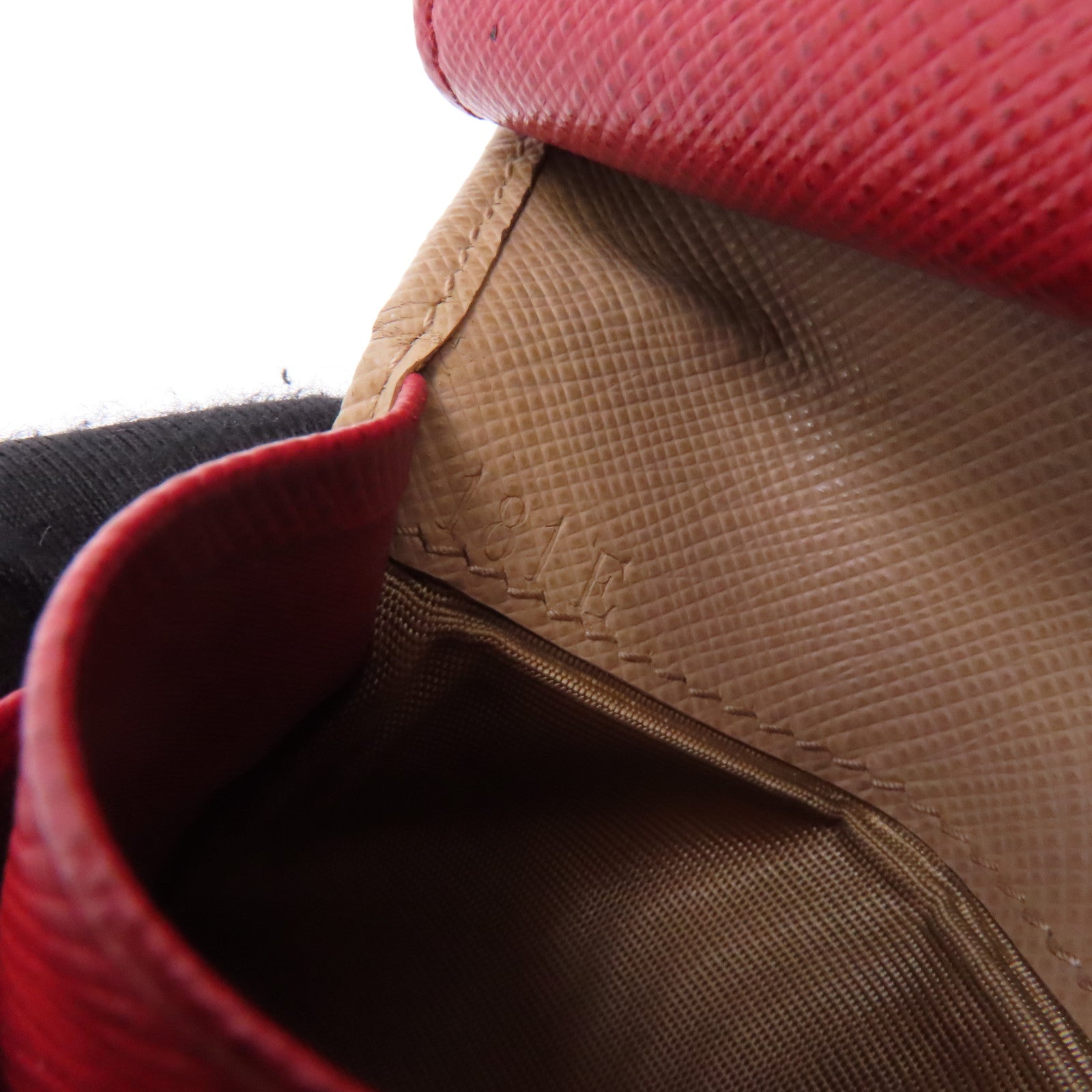 PRADA Saffiano皮革Wallet金扣錢包米色