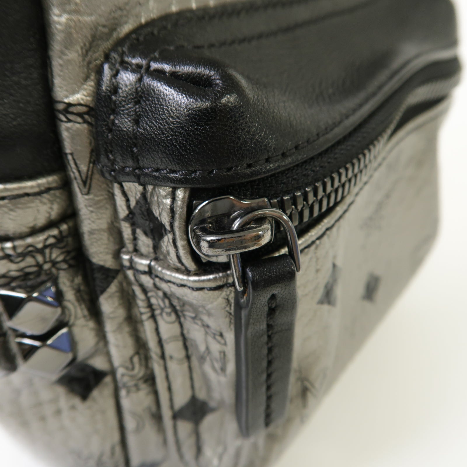 MCM 【激減優惠】牛皮皮革Backpack銀扣背包銀色黒色