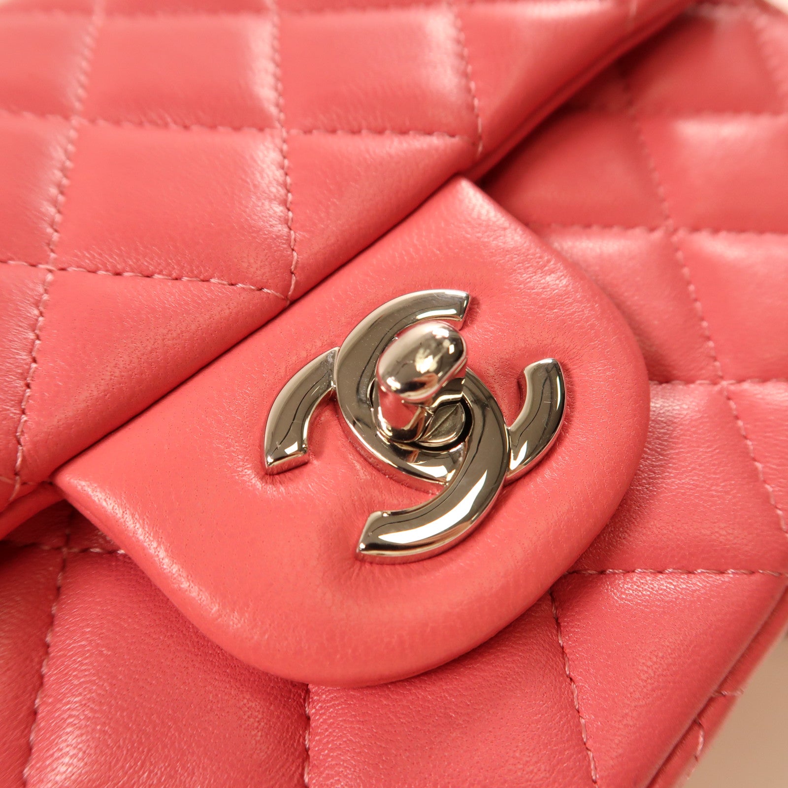 CHANEL 羊皮皮革Mini Classic 20銀扣鏈帶肩背袋粉紅色
