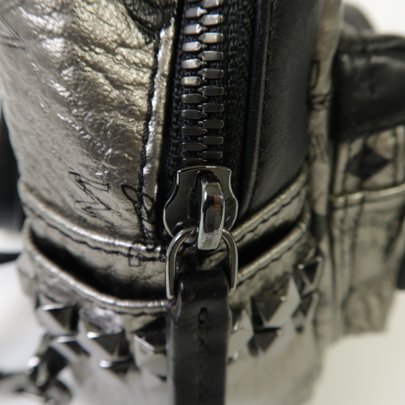 MCM 【激減優惠】牛皮皮革Backpack銀扣背包銀色黒色