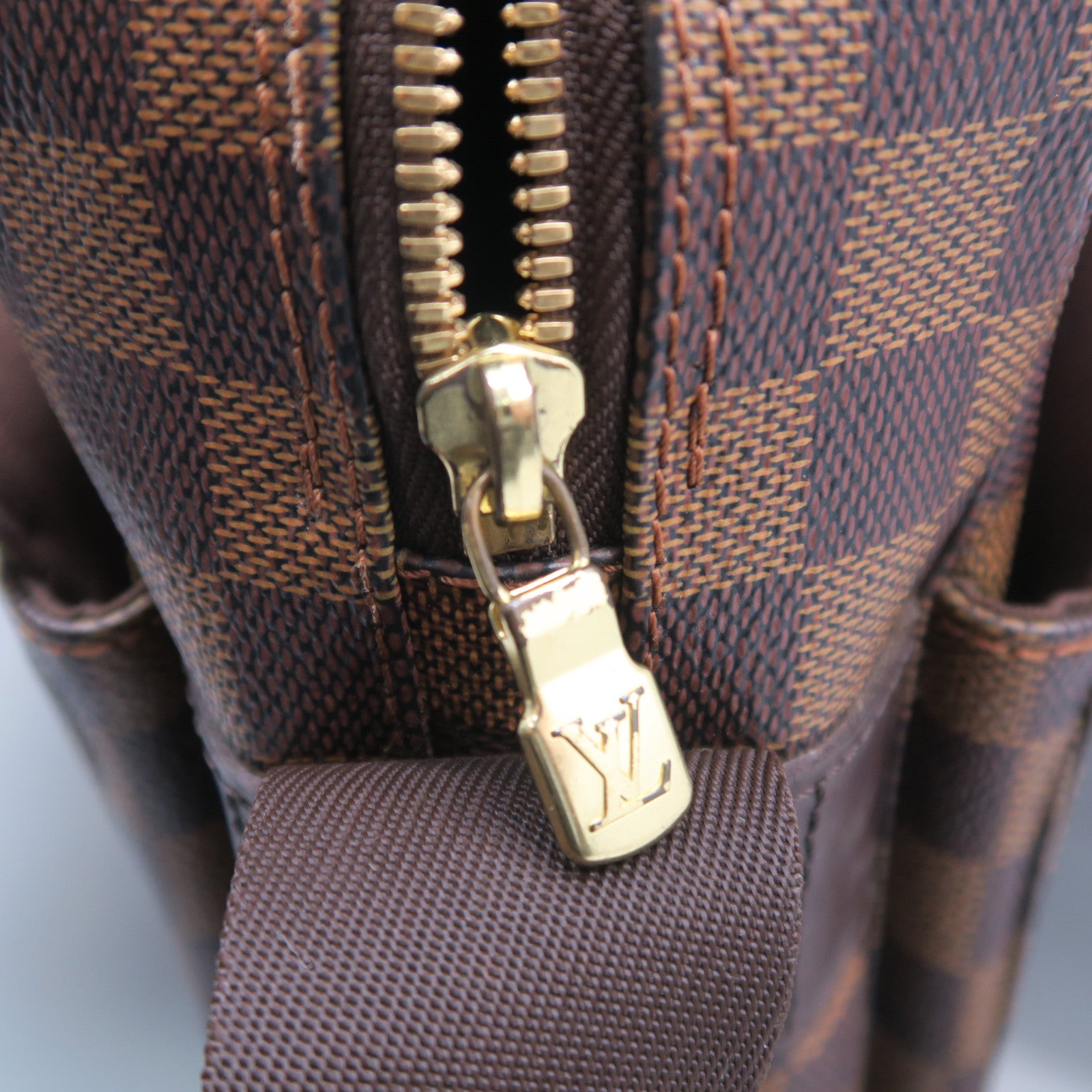 LOUIS VUITTON Damier Ebene Naviglio金扣肩背袋啡色