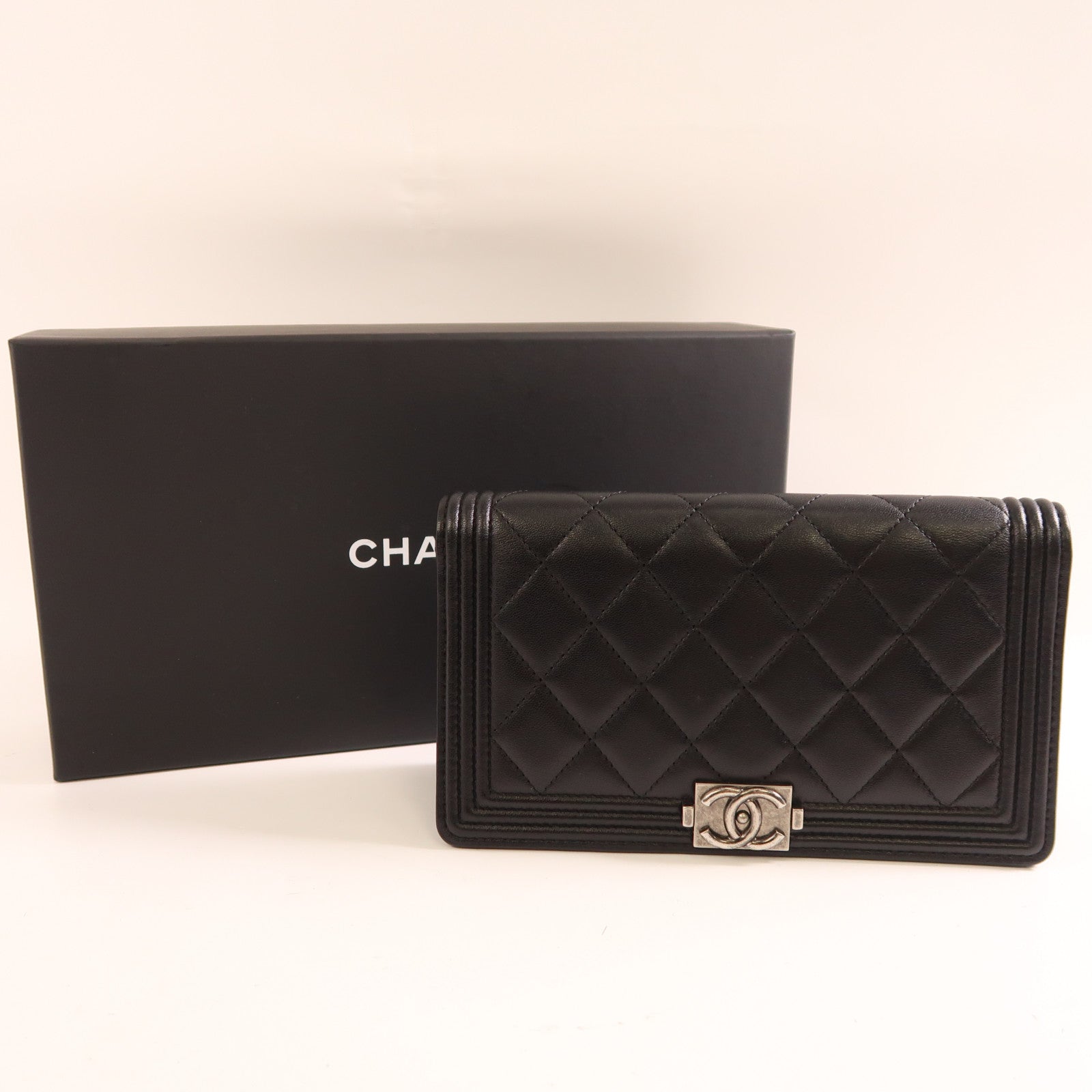 CHANEL 羊皮皮革Boy Wallet黑色