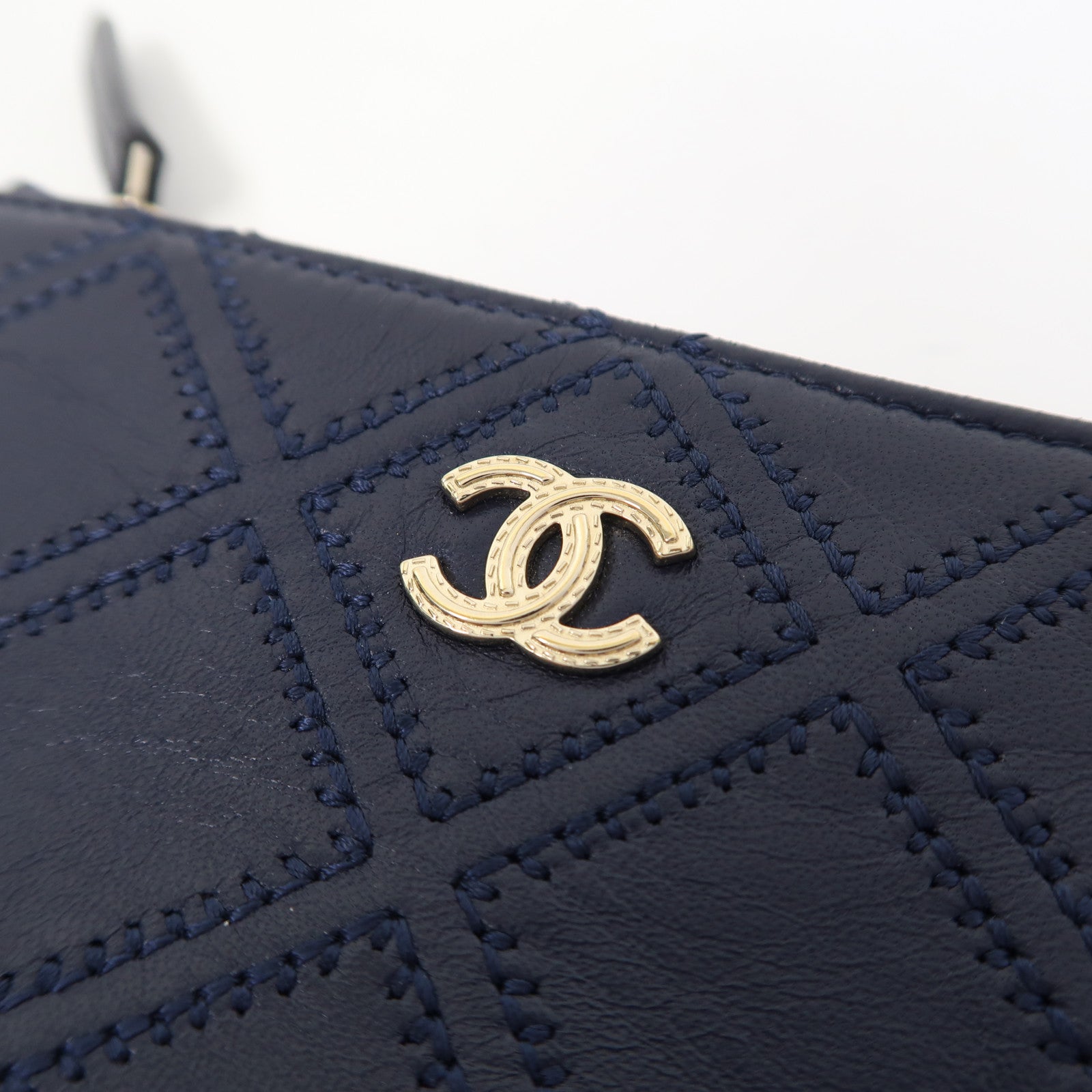 CHANEL 牛皮皮革Pouch金扣手拿包深藍色