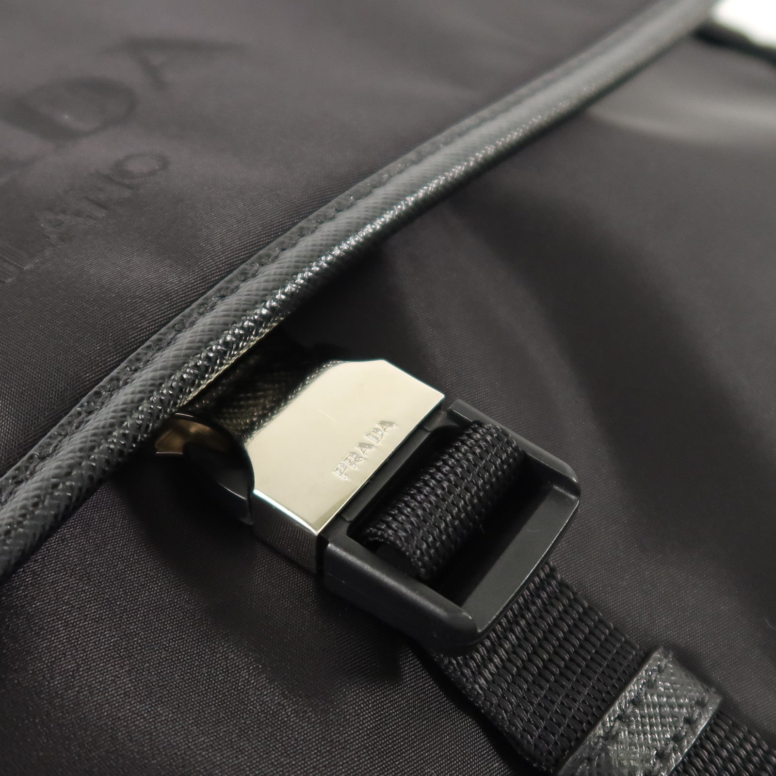 PRADA 尼龍Messenger Bag銀扣肩背袋