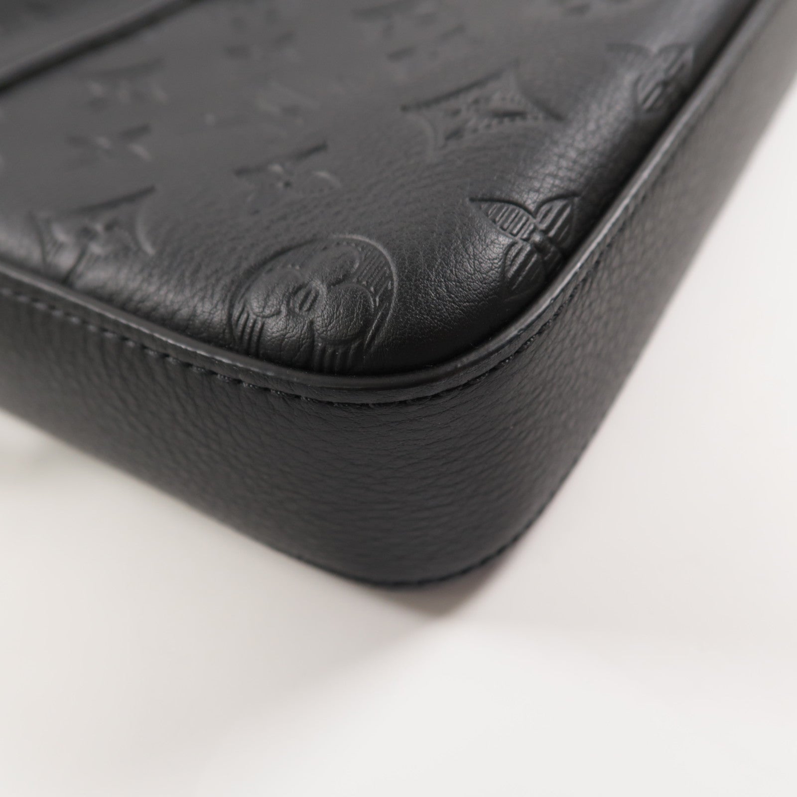 LOUIS VUITTON 牛皮皮革Trio Messenger黑扣肩背袋黑色