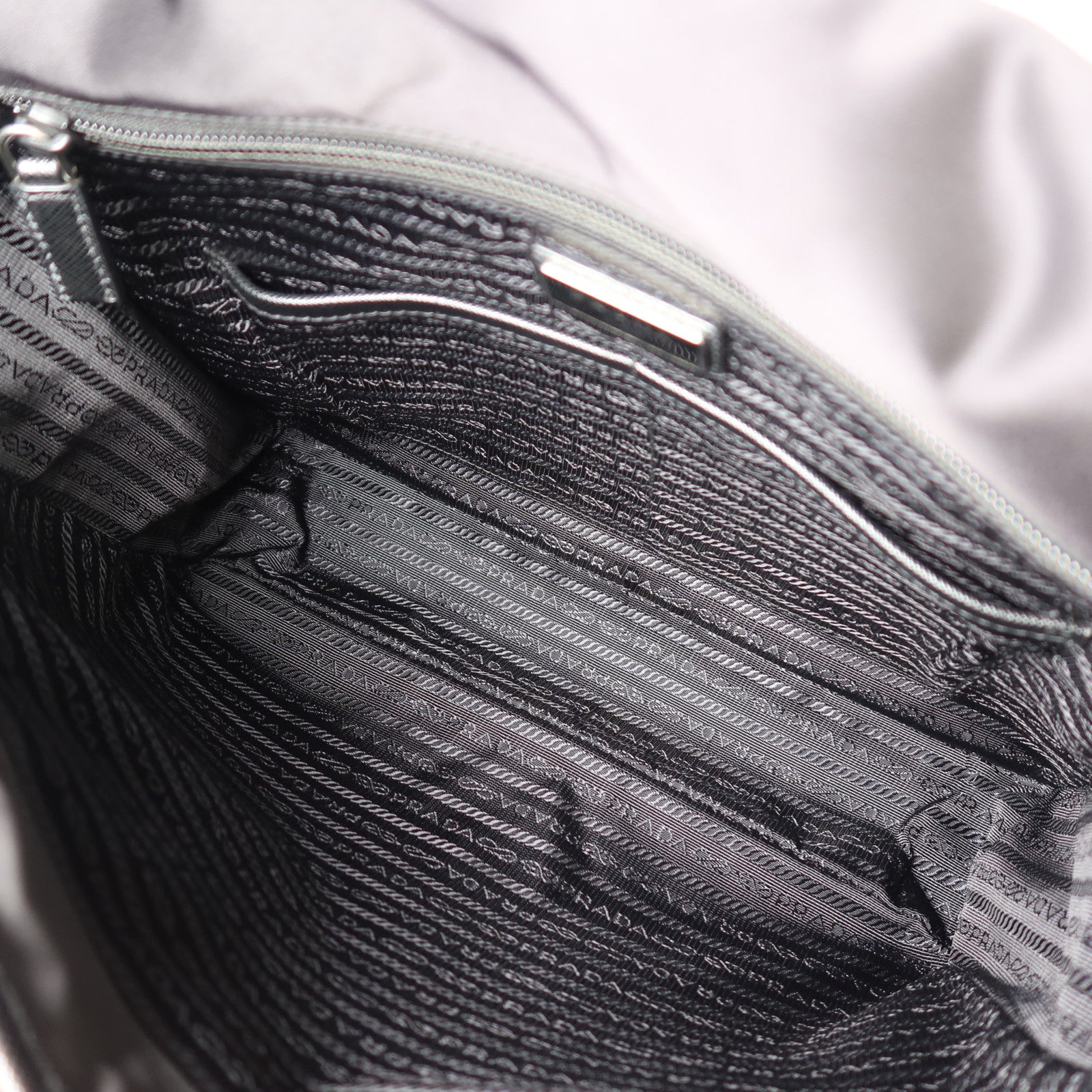 PRADA 尼龍Messenger Bag銀扣肩背袋