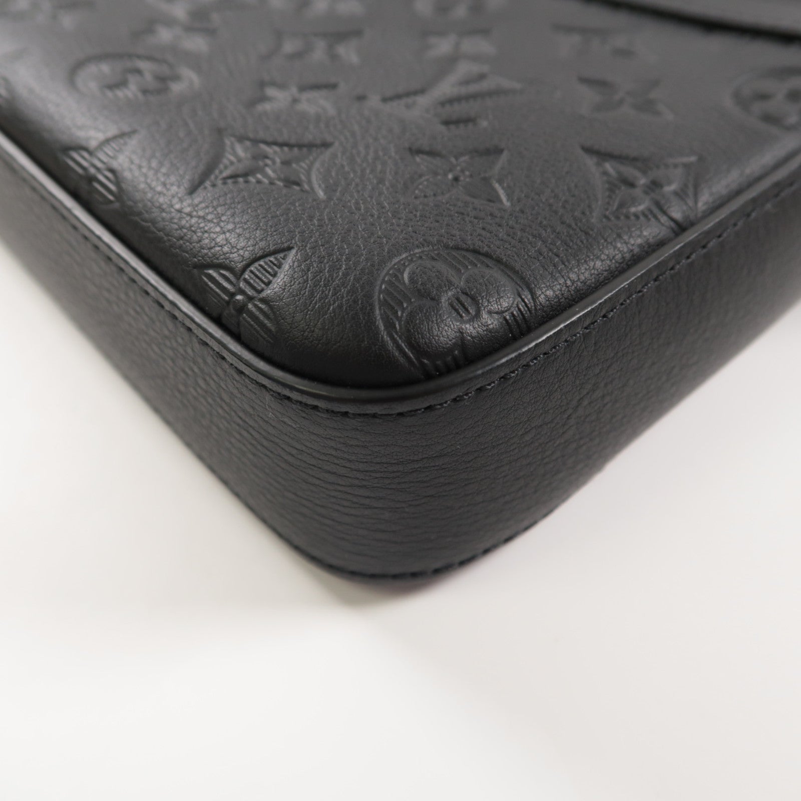 LOUIS VUITTON 牛皮皮革Trio Messenger黑扣肩背袋黑色