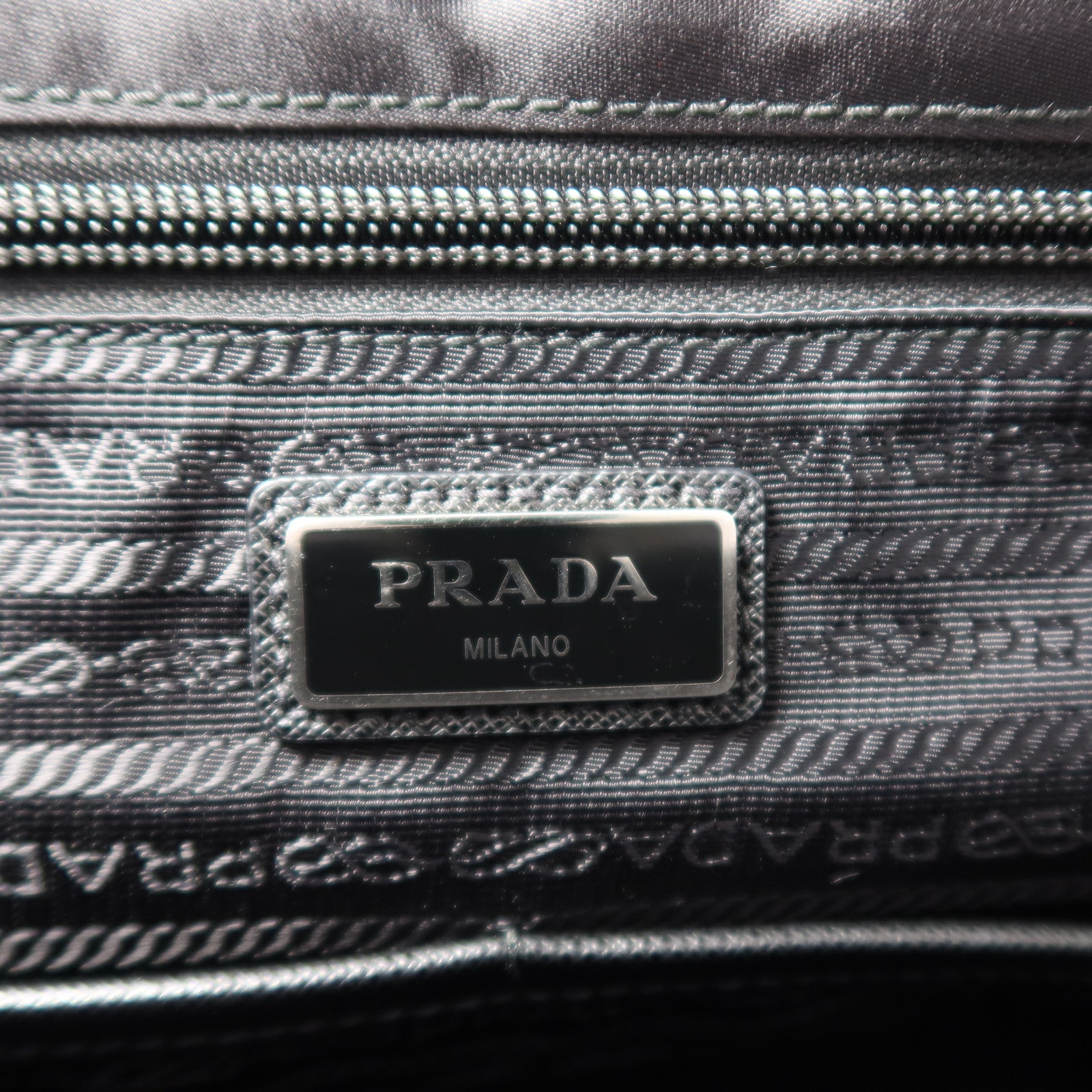 PRADA 尼龍Messenger Bag銀扣肩背袋