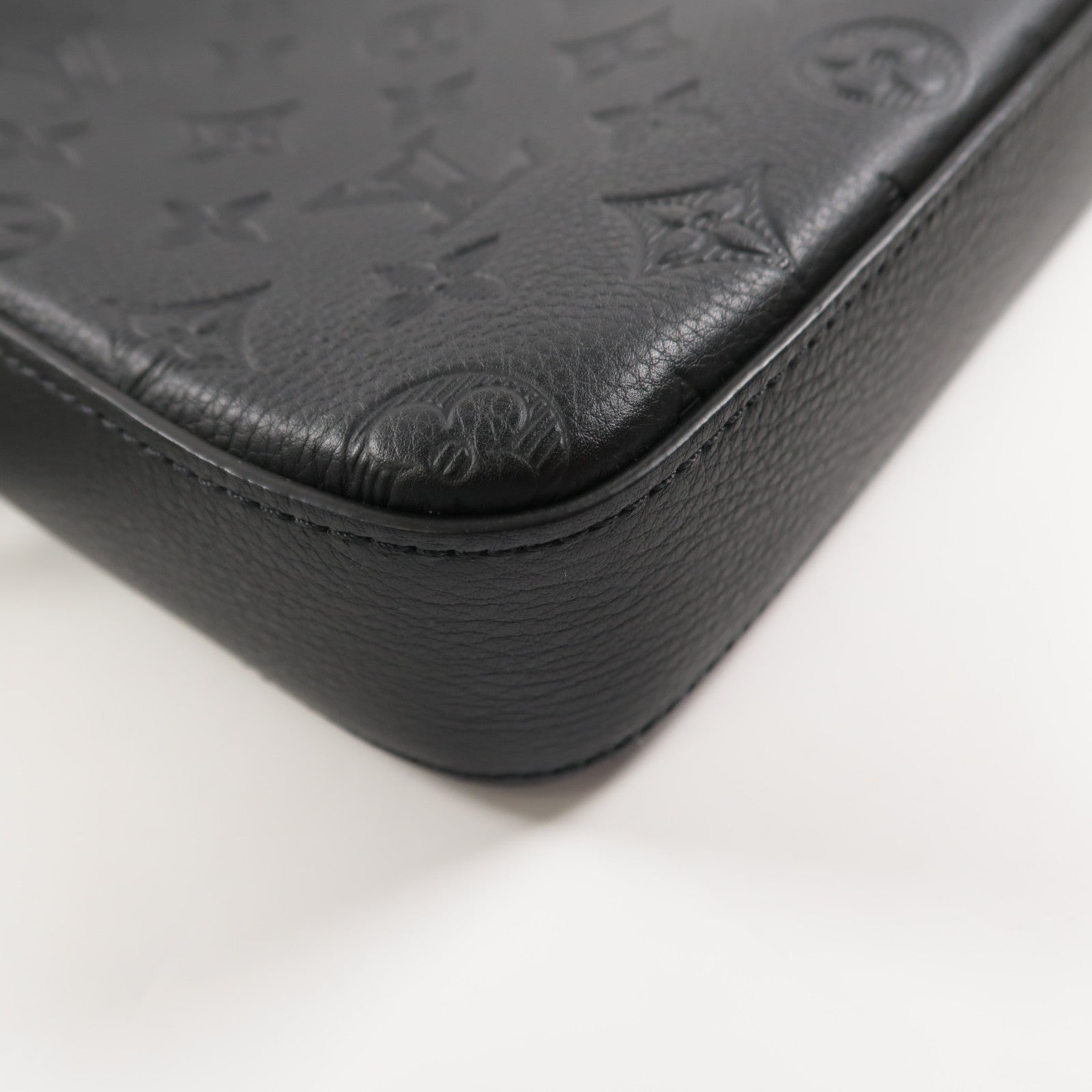 LOUIS VUITTON 牛皮皮革Trio Messenger黑扣肩背袋黑色