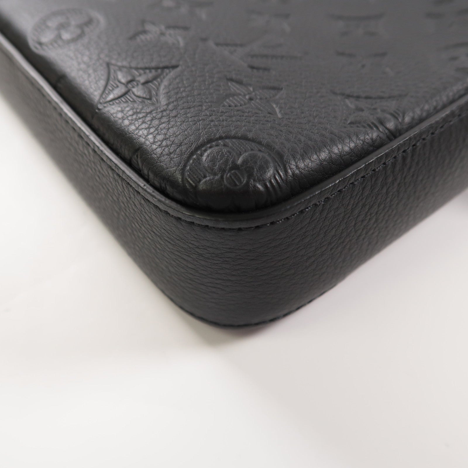 LOUIS VUITTON 牛皮皮革Trio Messenger黑扣肩背袋黑色