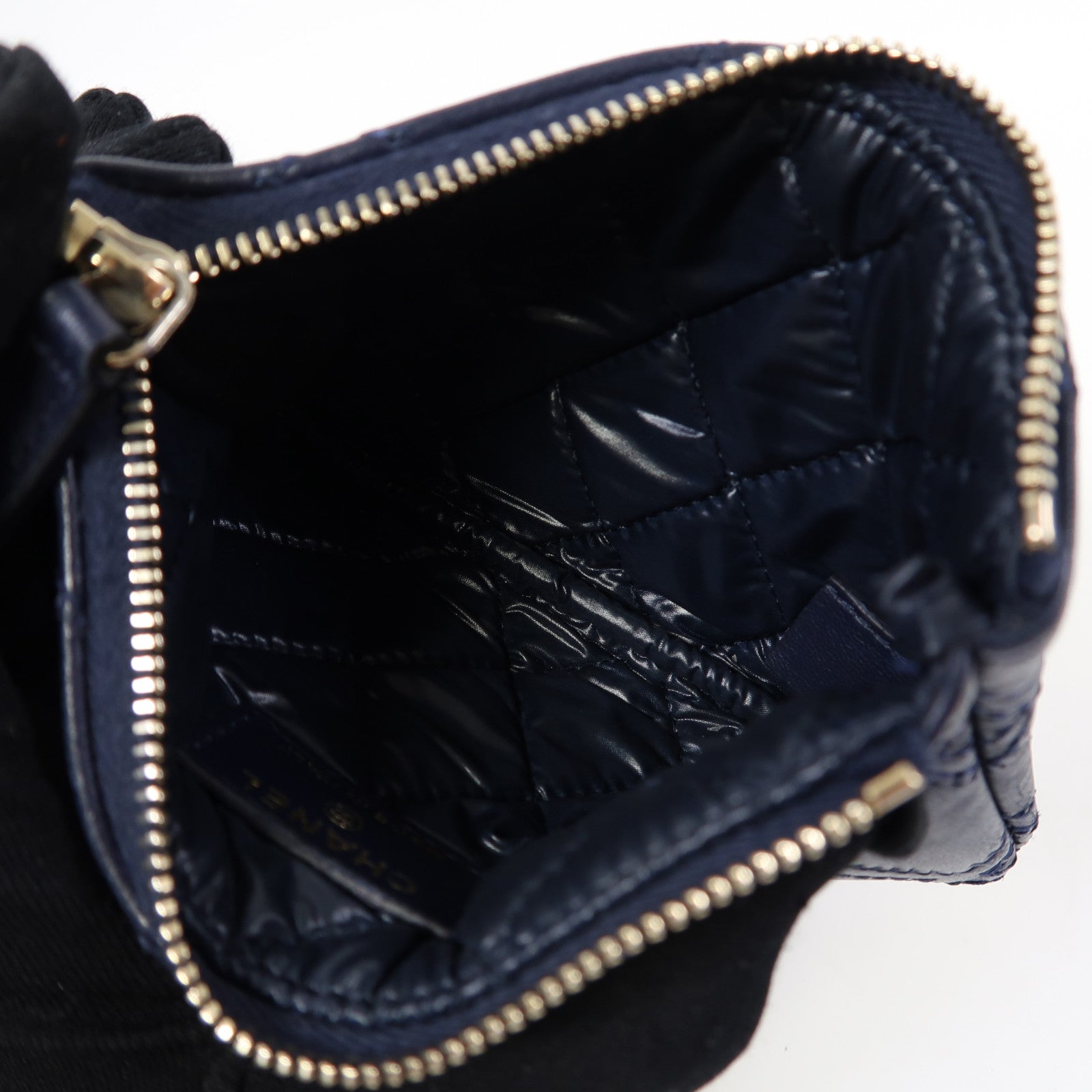 CHANEL 牛皮皮革Pouch金扣手拿包深藍色