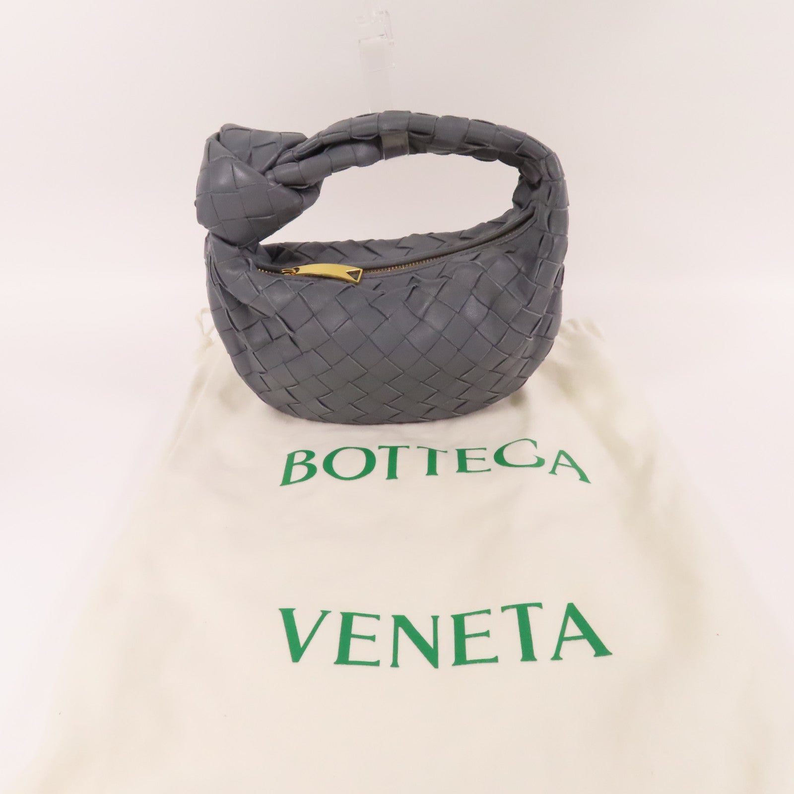 BOTTEGA VENETA 織紋皮革Mini Jodie金扣手挽袋灰色