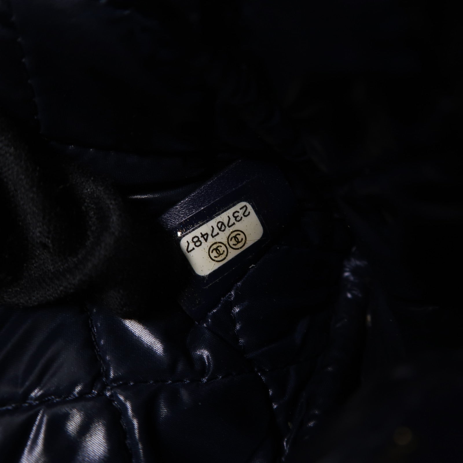 CHANEL 牛皮皮革Pouch金扣手拿包深藍色