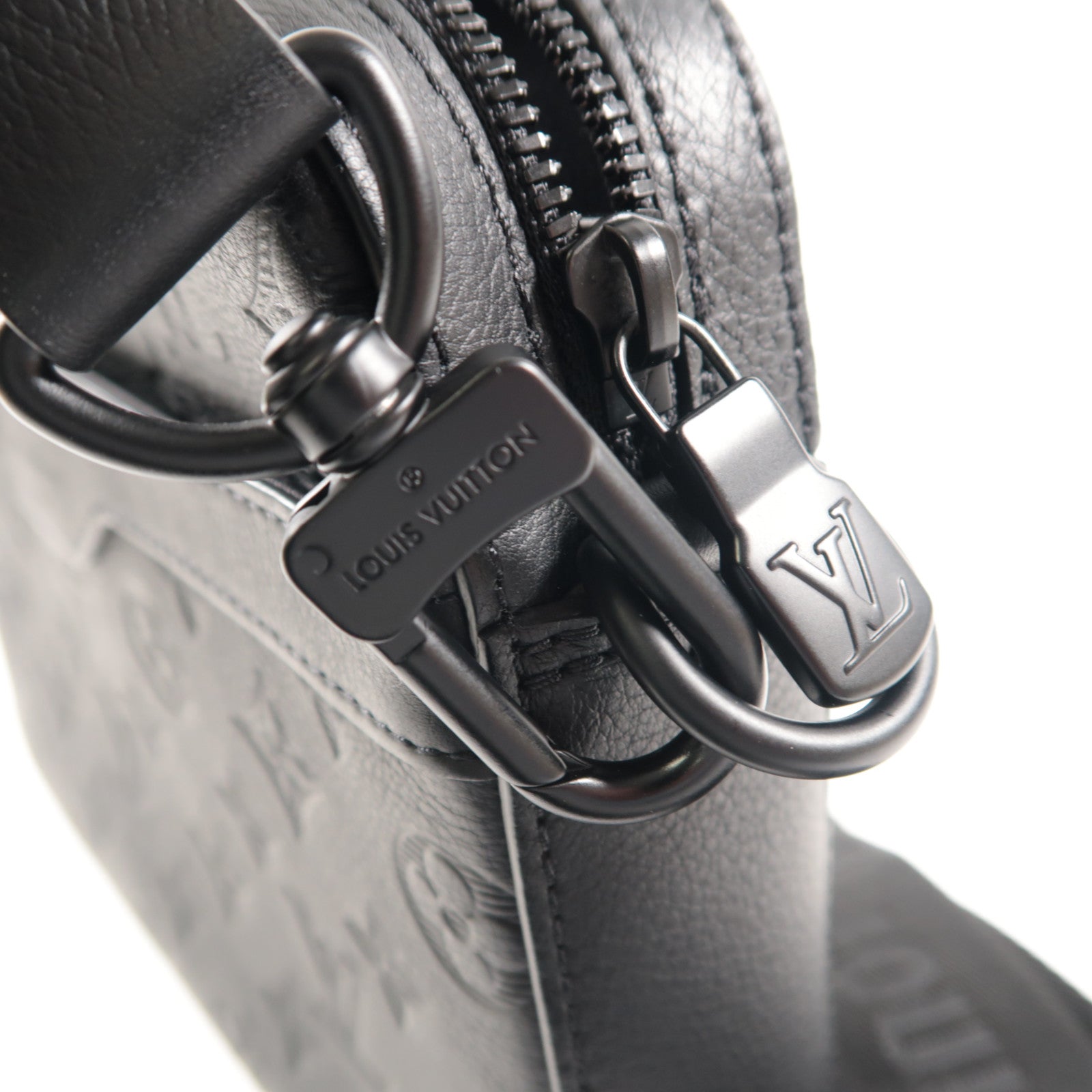 LOUIS VUITTON 牛皮皮革Trio Messenger黑扣肩背袋黑色