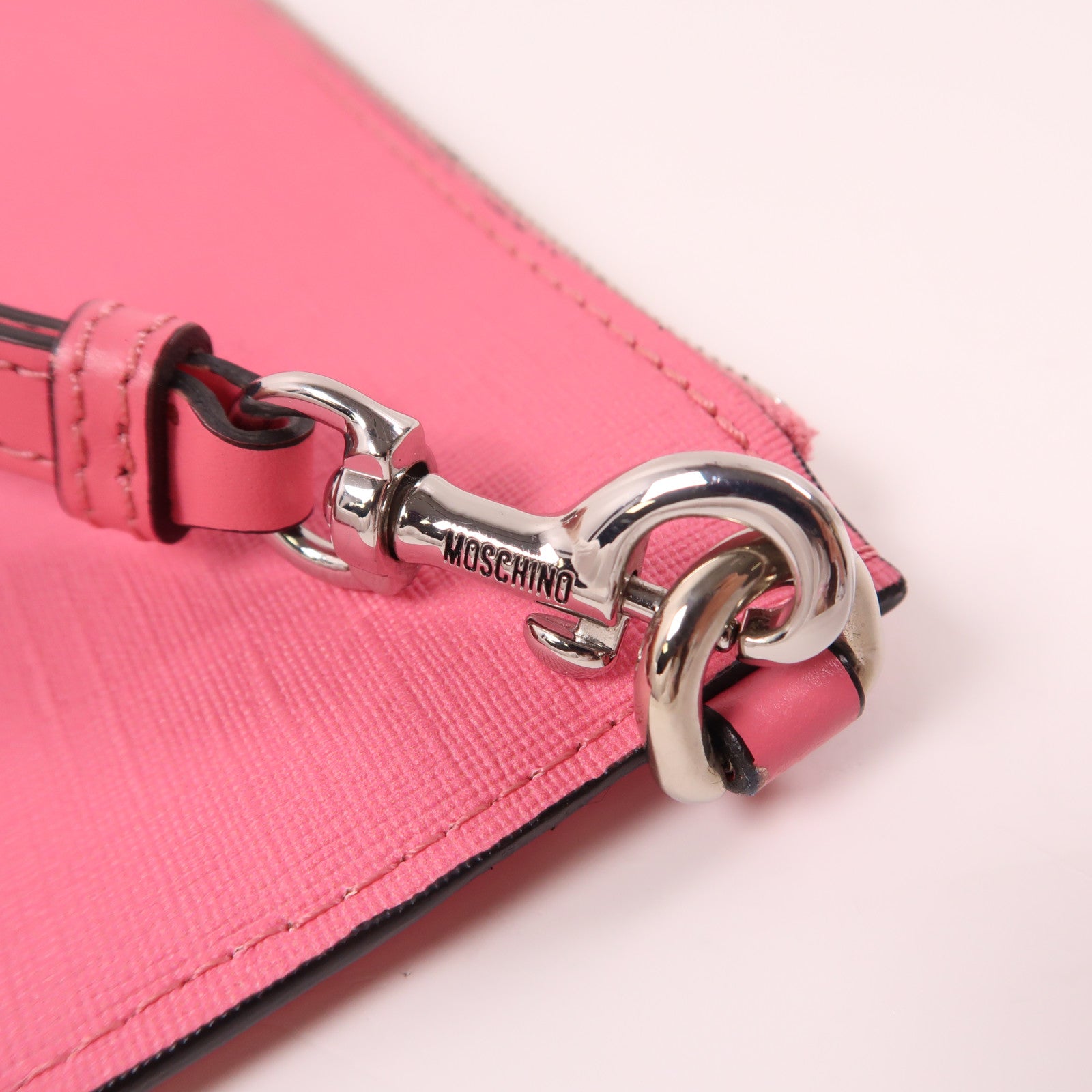 MOSCHINO 塗層帆布Pouch銀扣手拿包粉紅色