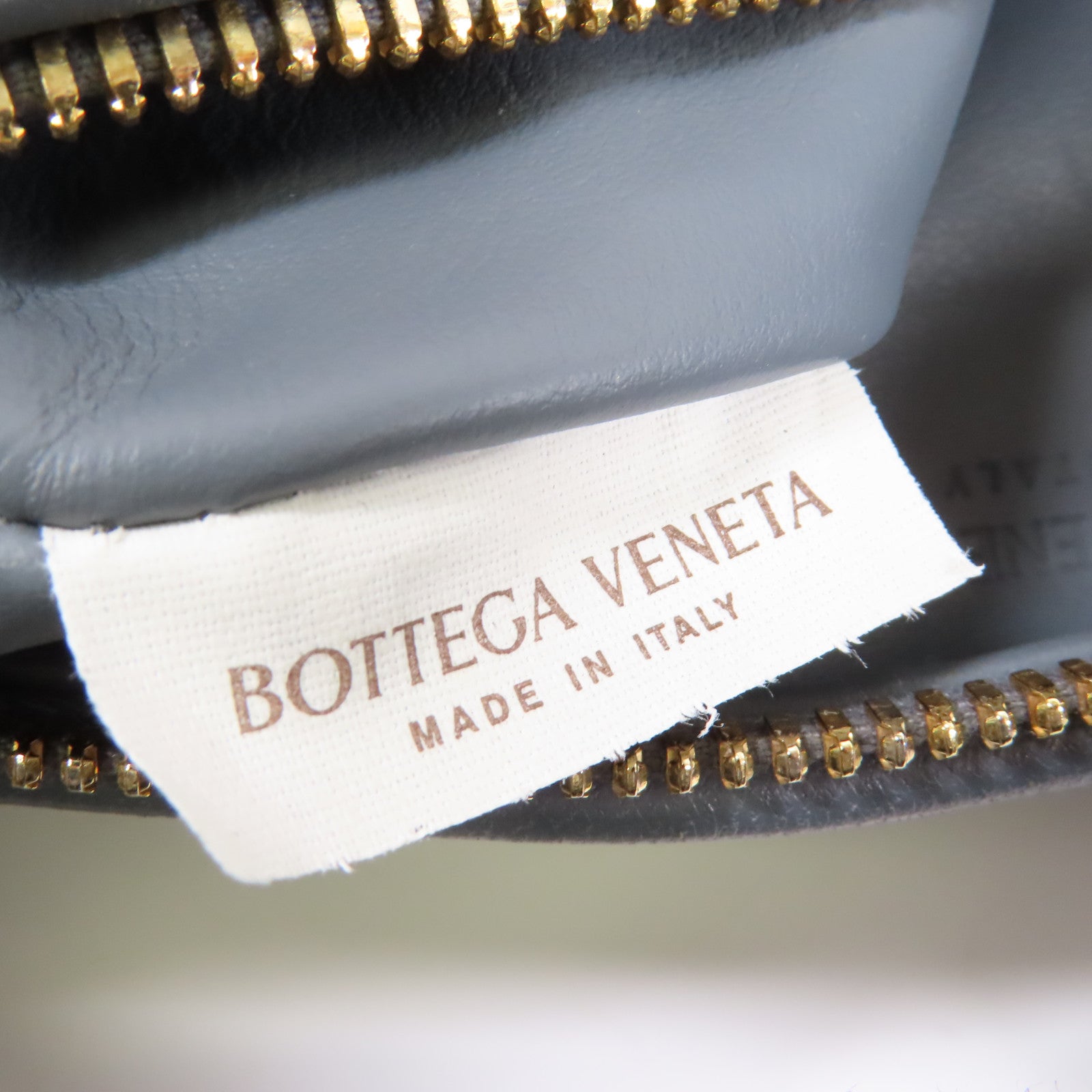BOTTEGA VENETA 織紋皮革Mini Jodie金扣手挽袋灰色