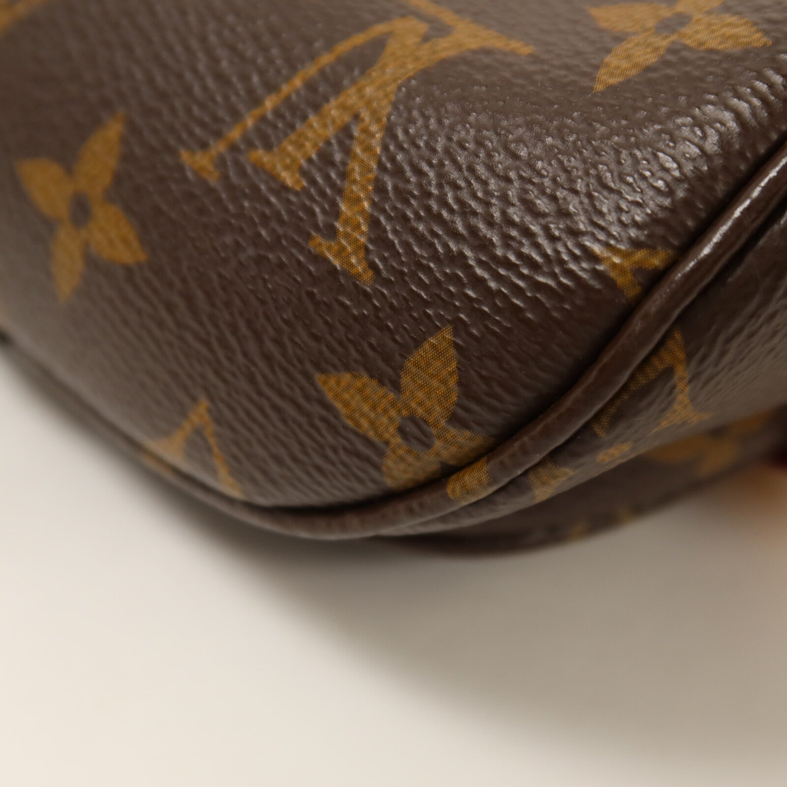 LOUIS VUITTON Monogram Mini Bumbag鏈帶手挽肩背兩用袋