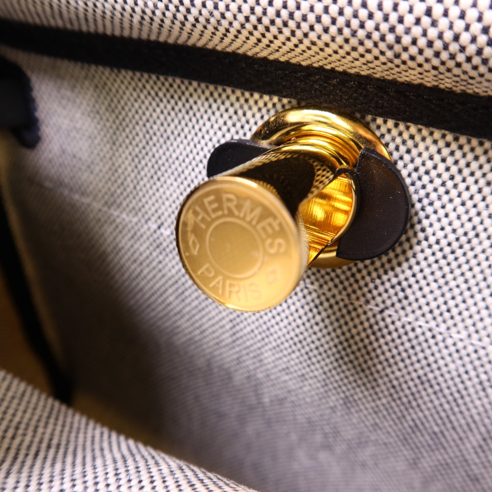 HERMES 帆布Mini Herbag金扣肩背袋