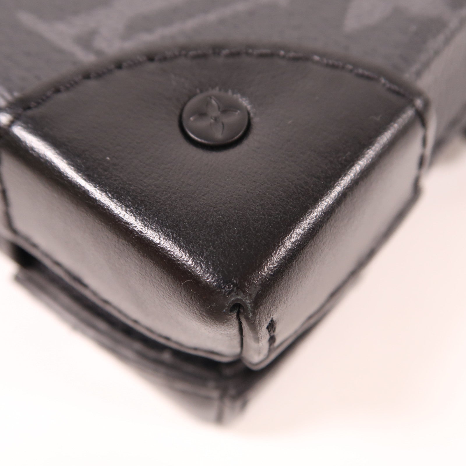 LOUIS VUITTON Monogram Eclipse Soft Trunk Wallet肩背袋黑色