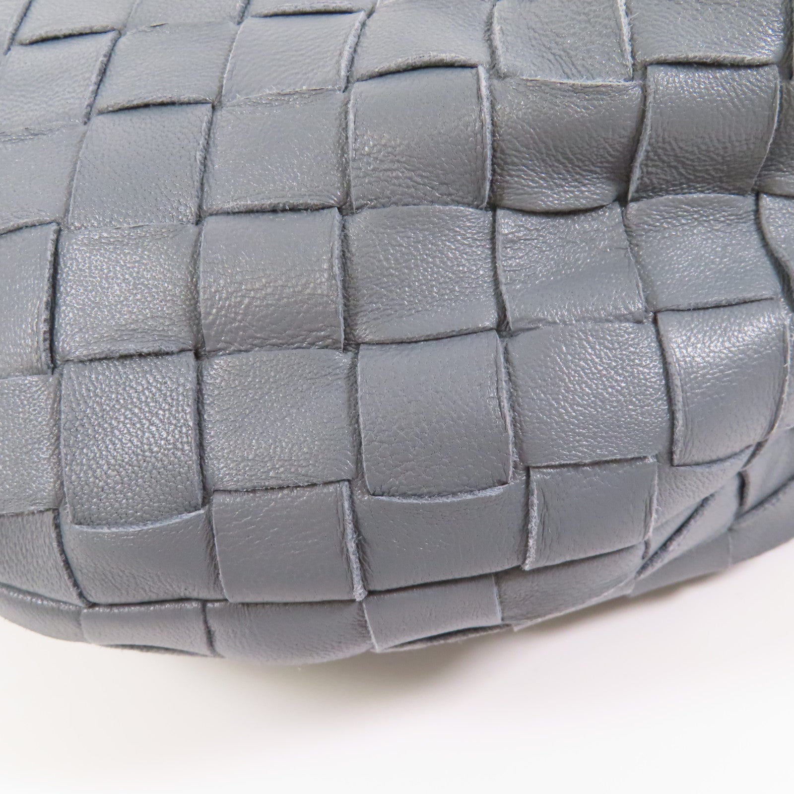 BOTTEGA VENETA 織紋皮革Mini Jodie金扣手挽袋灰色
