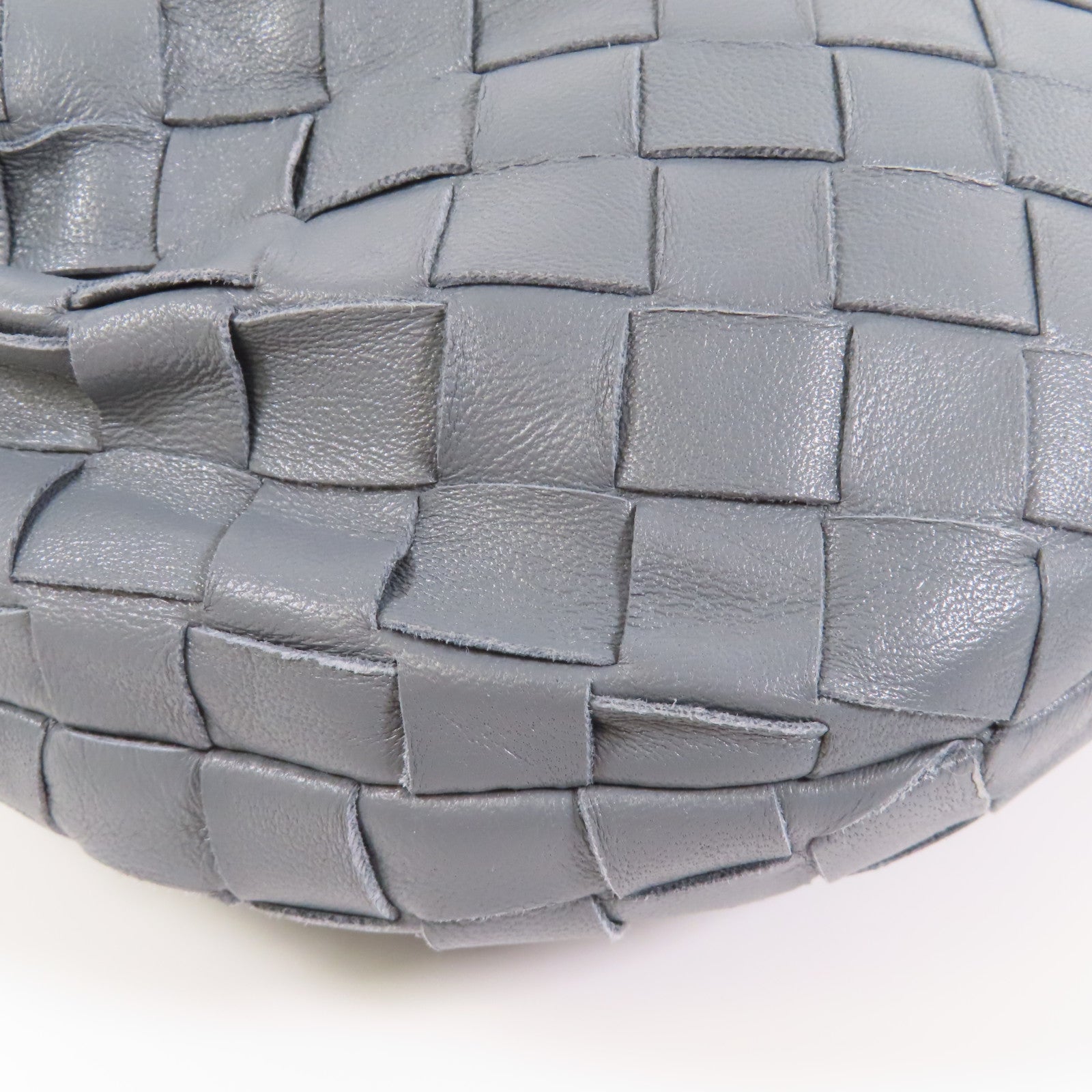 BOTTEGA VENETA 織紋皮革Mini Jodie金扣手挽袋灰色