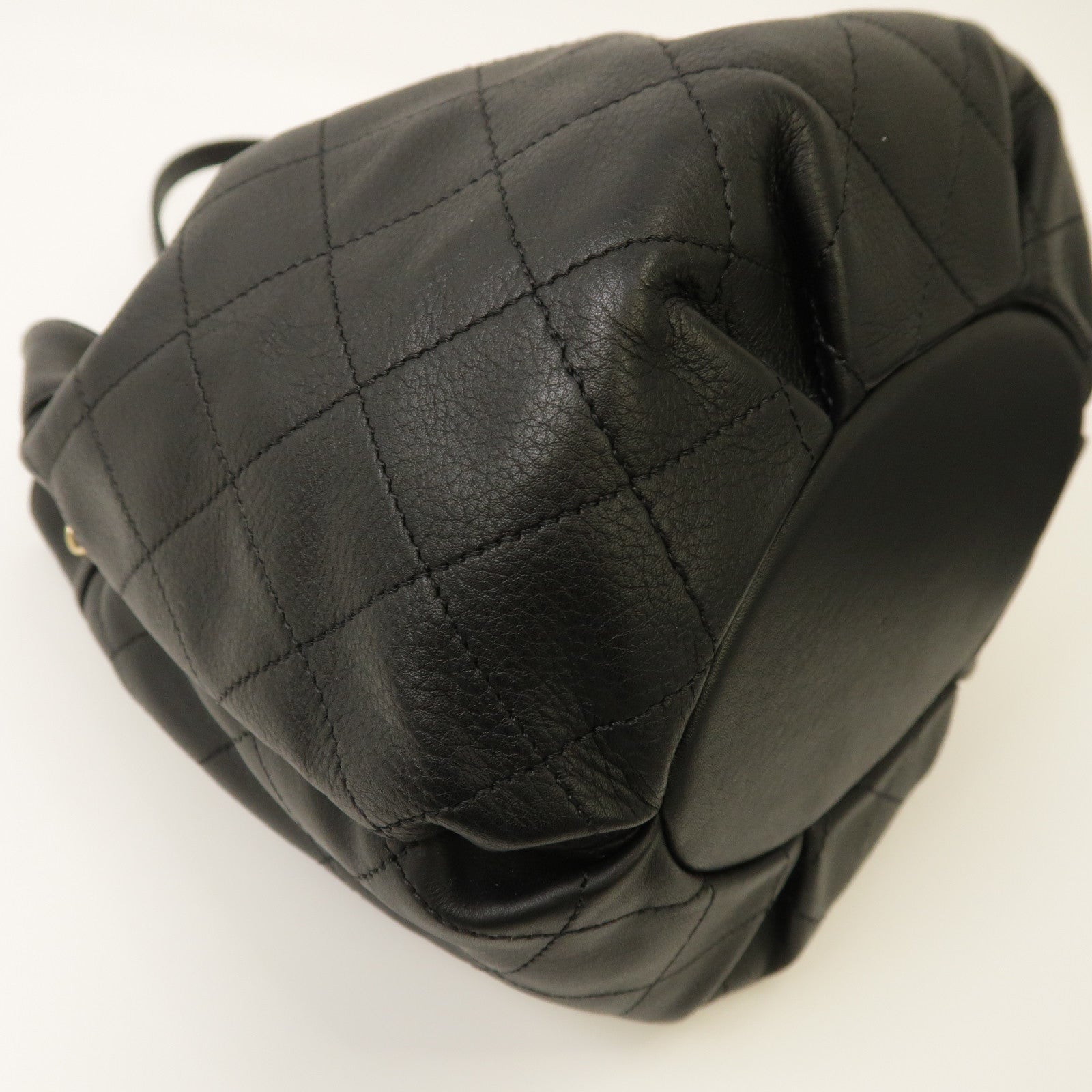 CHANEL 【激減優惠】菱格牛皮皮革Bucket Bag金扣肩背袋黑色