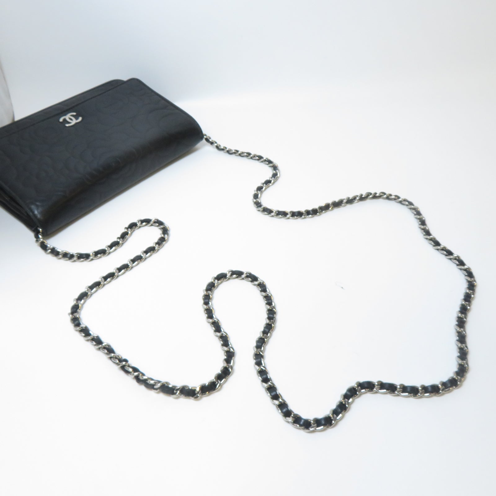CHANEL 【激減優惠】羊皮皮革Camellia Wallet On Chain銀扣鏈帶肩背袋黑色