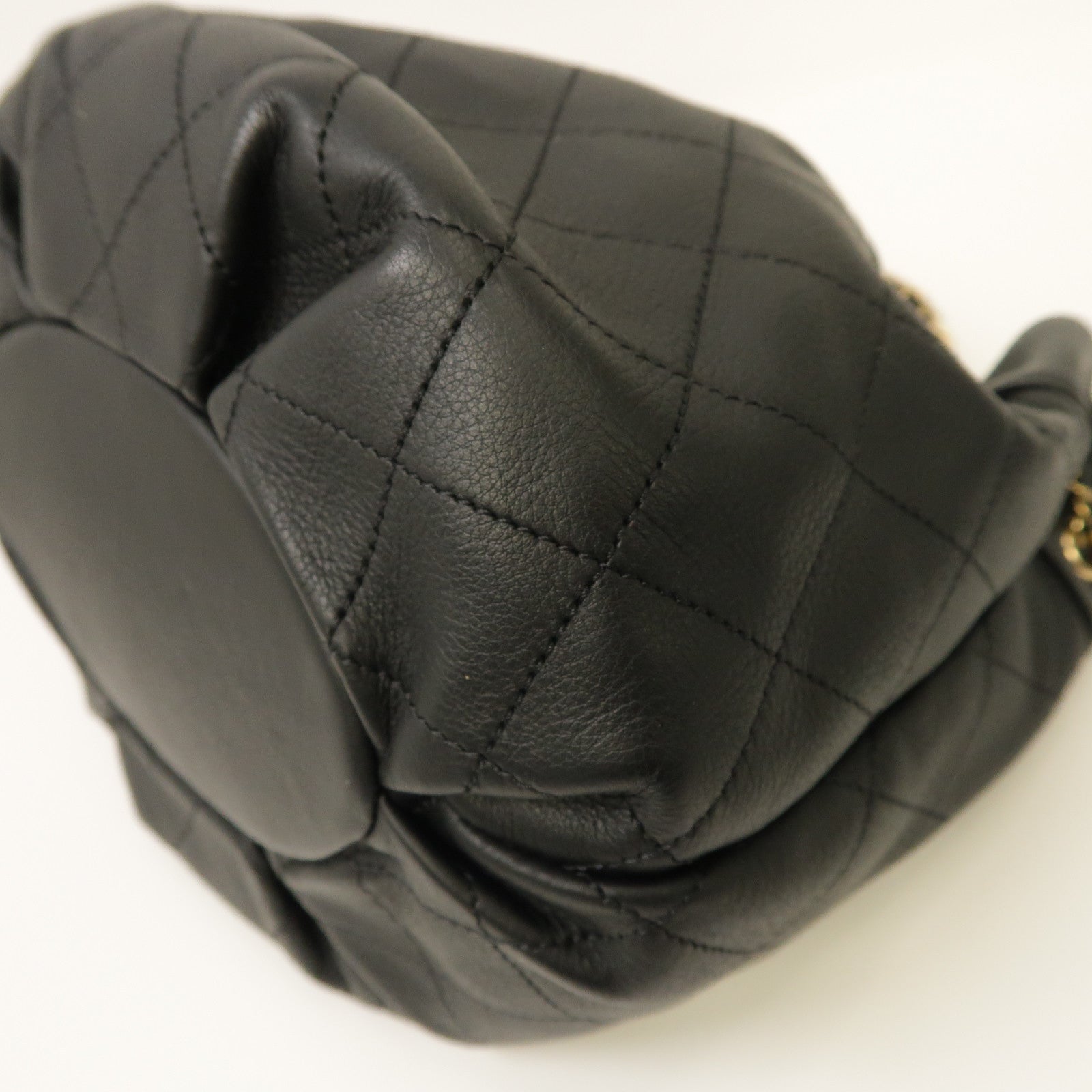 CHANEL 【激減優惠】菱格牛皮皮革Bucket Bag金扣肩背袋黑色