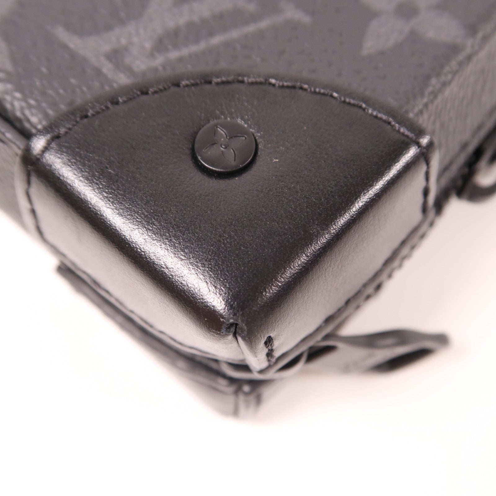 LOUIS VUITTON Monogram Eclipse Soft Trunk Wallet肩背袋黑色