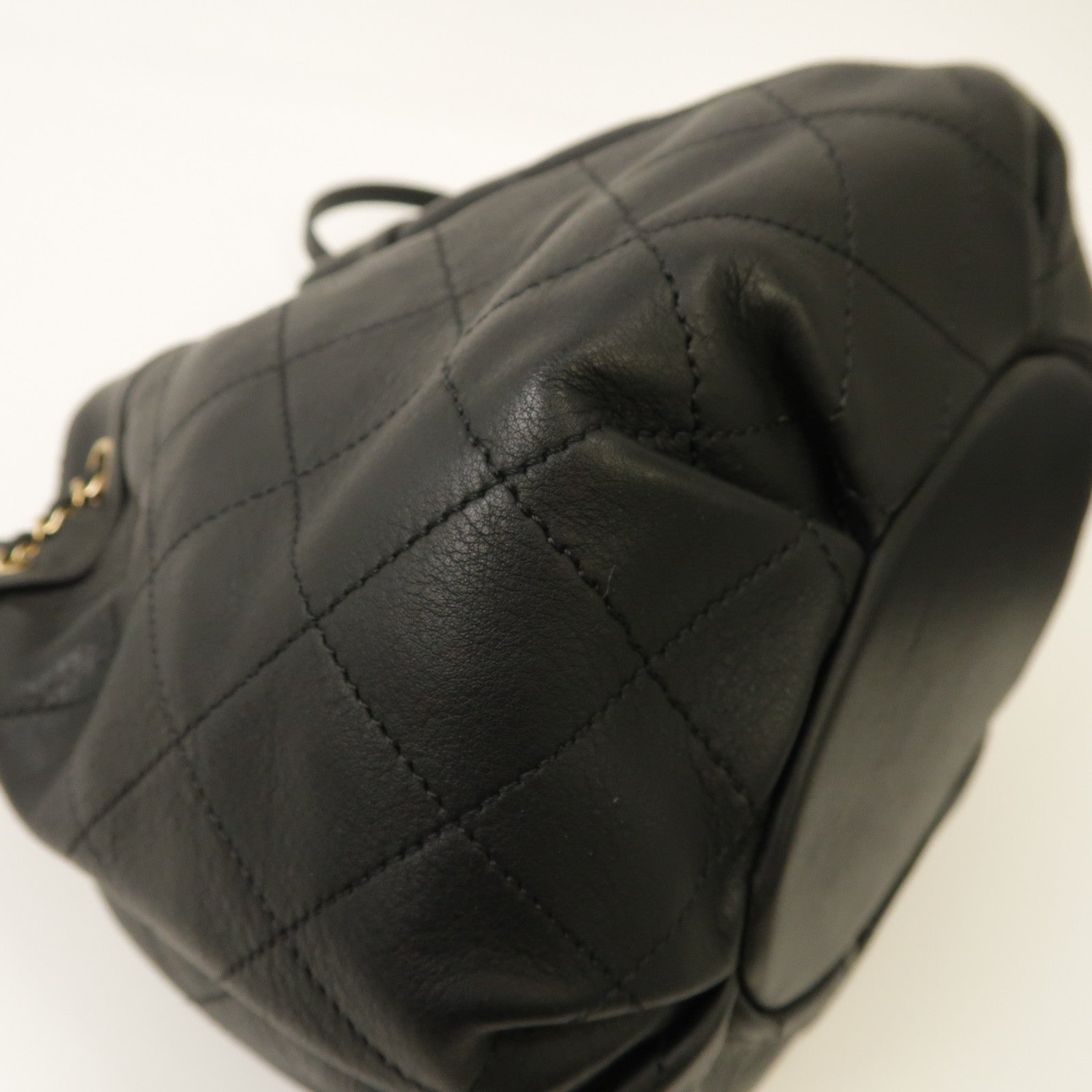 CHANEL 【激減優惠】菱格牛皮皮革Bucket Bag金扣肩背袋黑色