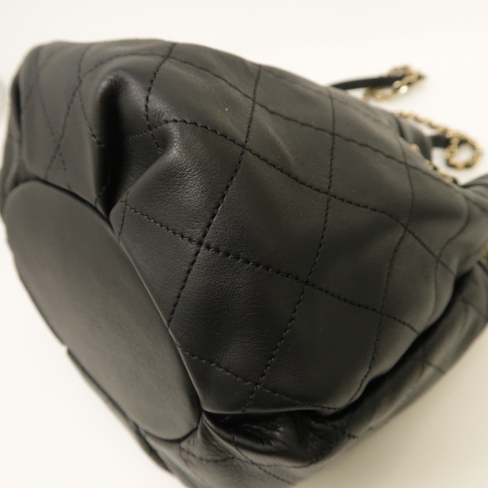 CHANEL 【激減優惠】菱格牛皮皮革Bucket Bag金扣肩背袋黑色