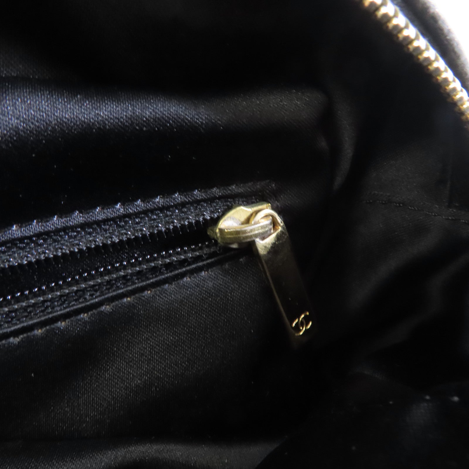 CHANEL 菱格Caviar皮革Chain Shoulder金扣鏈帶肩背袋黑色