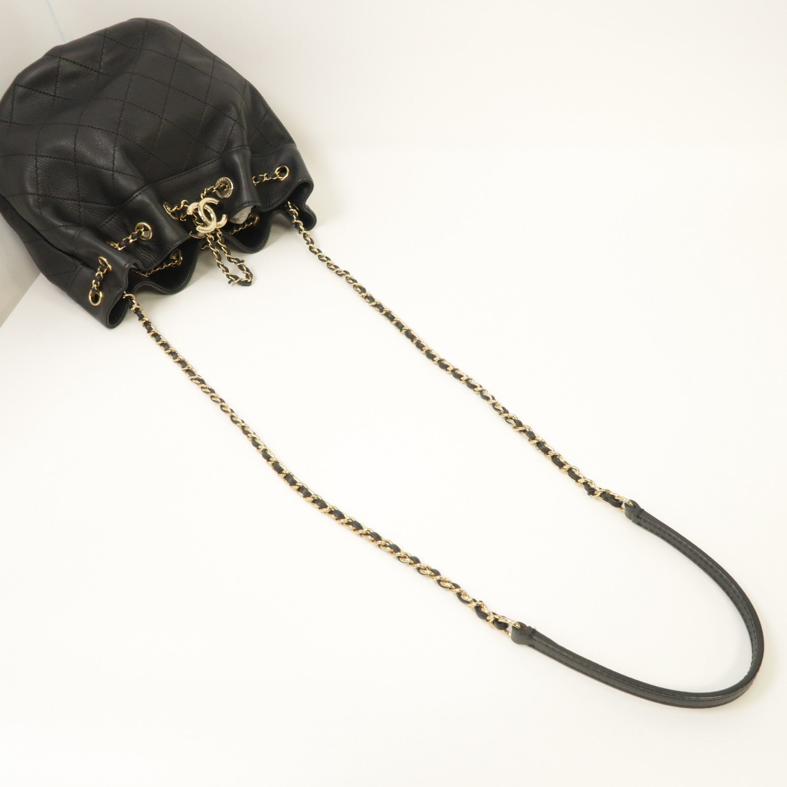 CHANEL 【激減優惠】菱格牛皮皮革Bucket Bag金扣肩背袋黑色